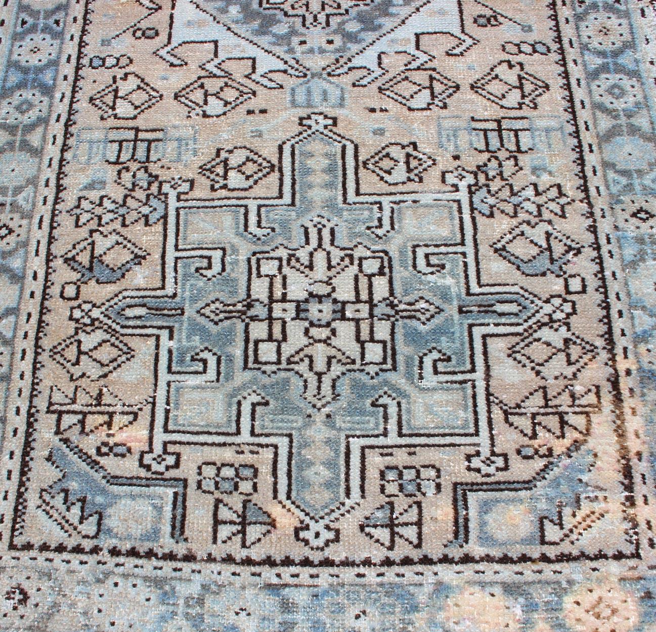 Tapis de couloir court persan vintage Karadjeh à motifs géométriques 1