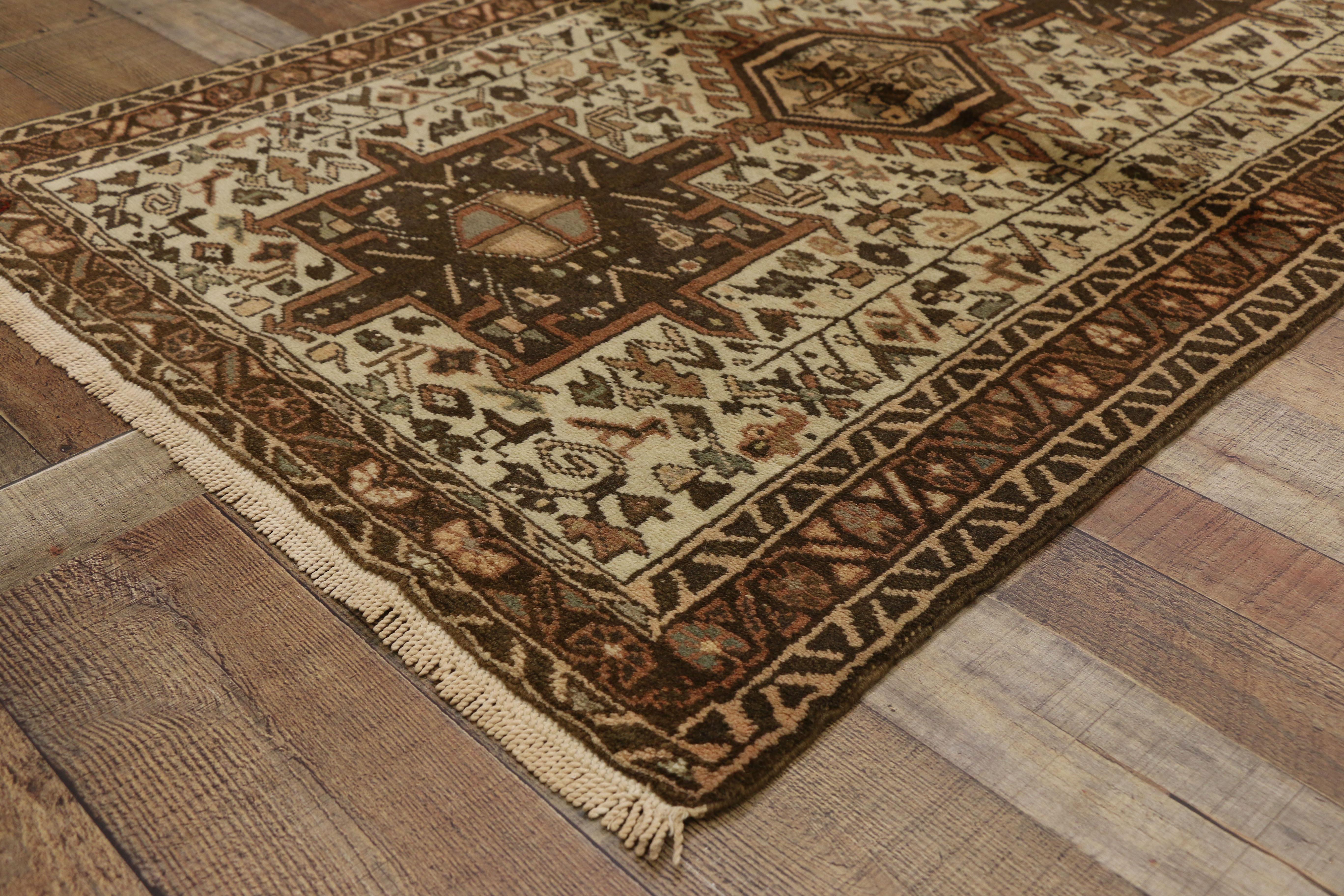 Persischer Karaja-Heriz-Akzent-Teppich mit Mid-Century-Modern-Stil (20. Jahrhundert) im Angebot