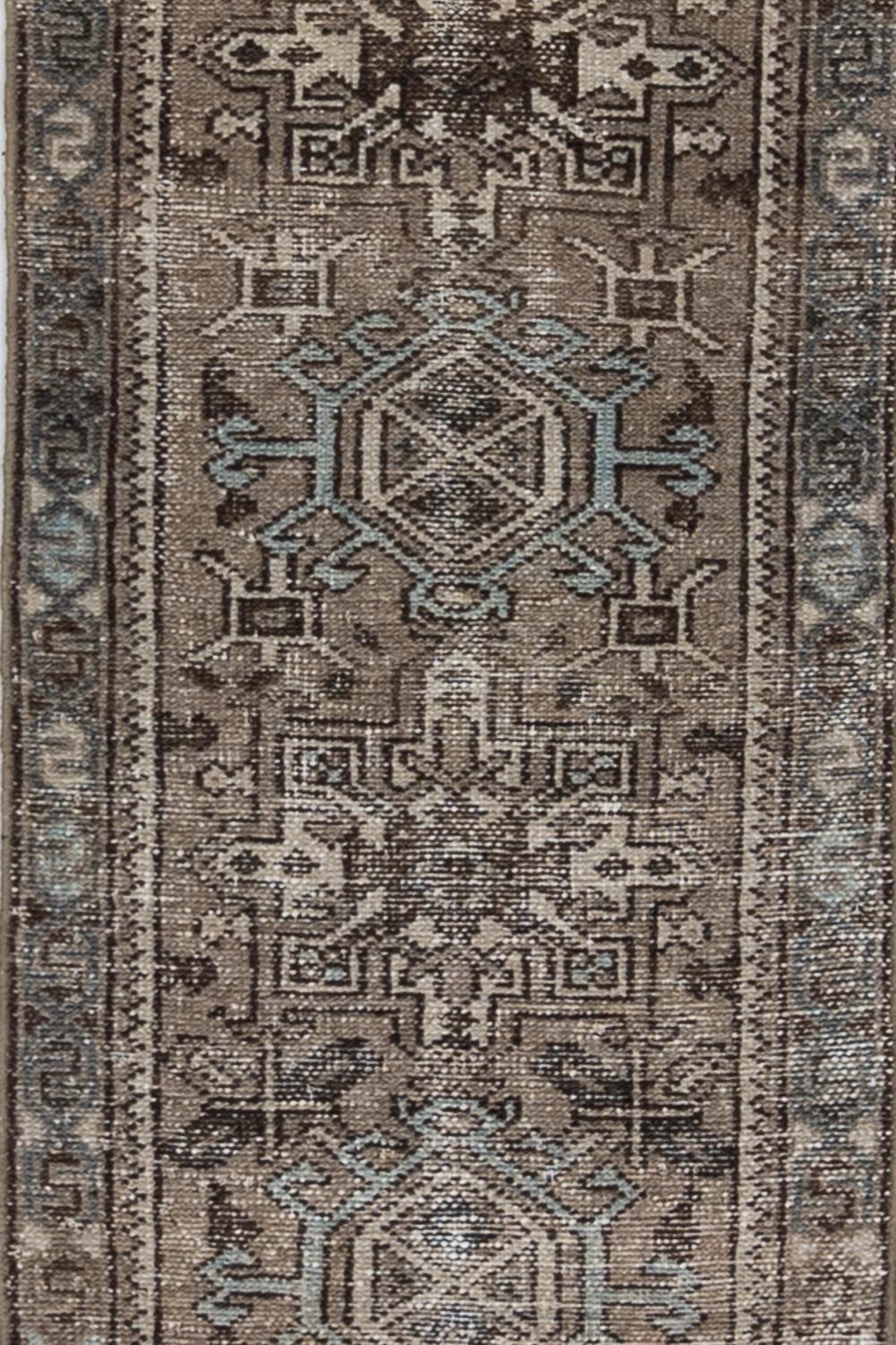 Alter: 1930

Stapel: Niedrig

Abnutzungshinweise: 2

MATERIAL: Wolle auf Baumwolle

Vintage-Teppiche werden in monatelanger, manchmal jahrelanger Handarbeit hergestellt. Ihre Unvollkommenheiten und Abnutzungserscheinungen zeugen von den