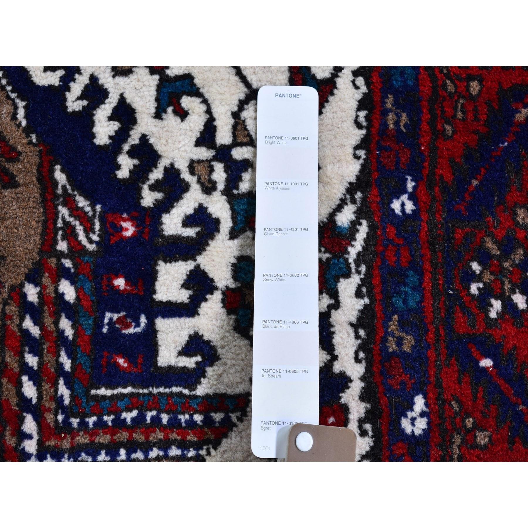 Persischer handgeknüpfter Karajeh-Teppich aus elfenbeinfarbener Wolle, Vollflor, ausgezeichneter Zustand (Handgeknüpft) im Angebot