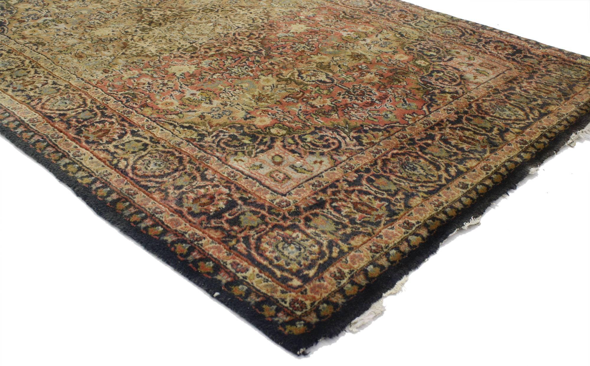 77080, tapis d'accentuation Persan Kashan vintage avec style colonial espagnol. Ce tapis d'accent Persan vintage Kashan en laine nouée à la main présente un médaillon en forme de losange cuspidé flanqué d'une palmette de chaque côté et entouré d'un