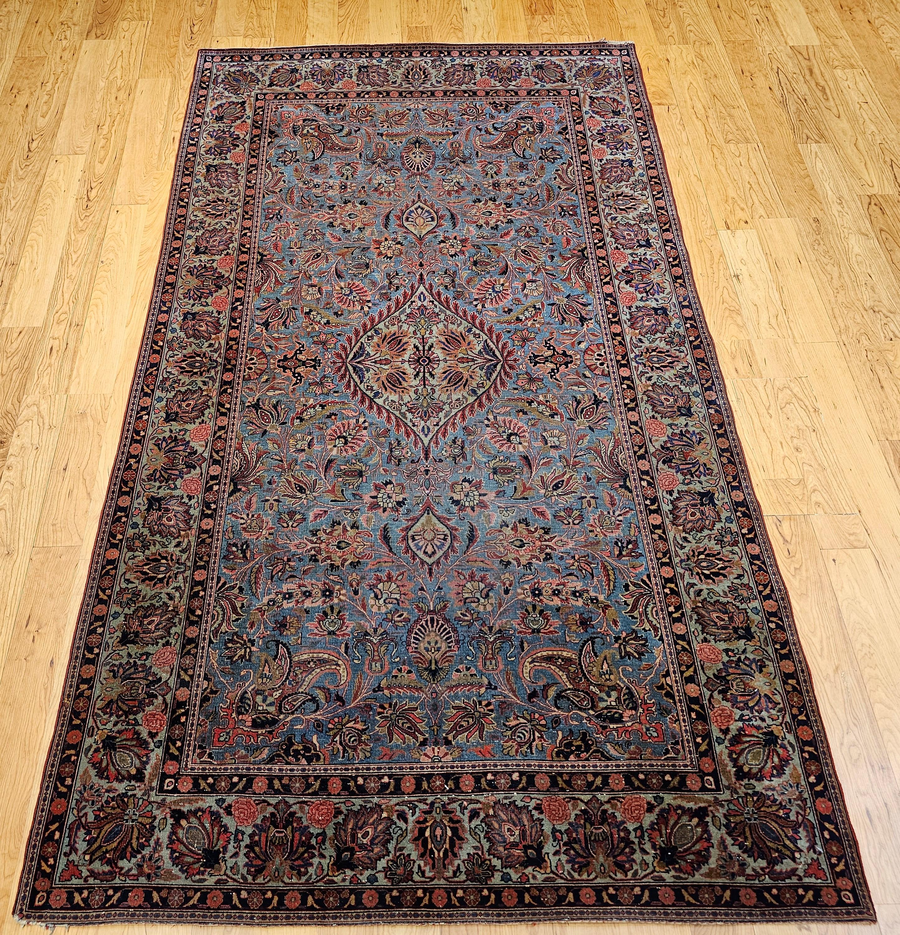 Vintage handgeknüpfter persischer Kashan Teppich mit floralem Muster auf einem wunderschönen aquablauen Feld und einer blaugrünen Bordüre aus den frühen 1900er Jahren.  Das Design enthält Blatt-, Palmetten- und Rankenmotive mit einer blassgrünen