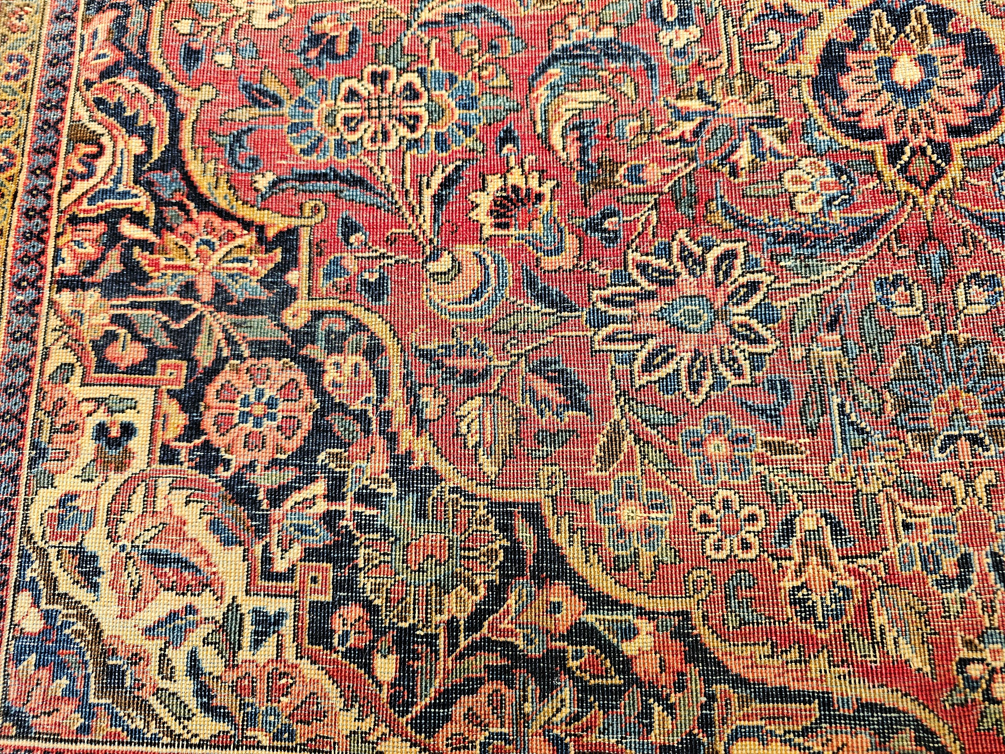 Tappeto persiano Kashan dei primi del '900 con disegno floreale in borgogna e blu navy in vendita 3