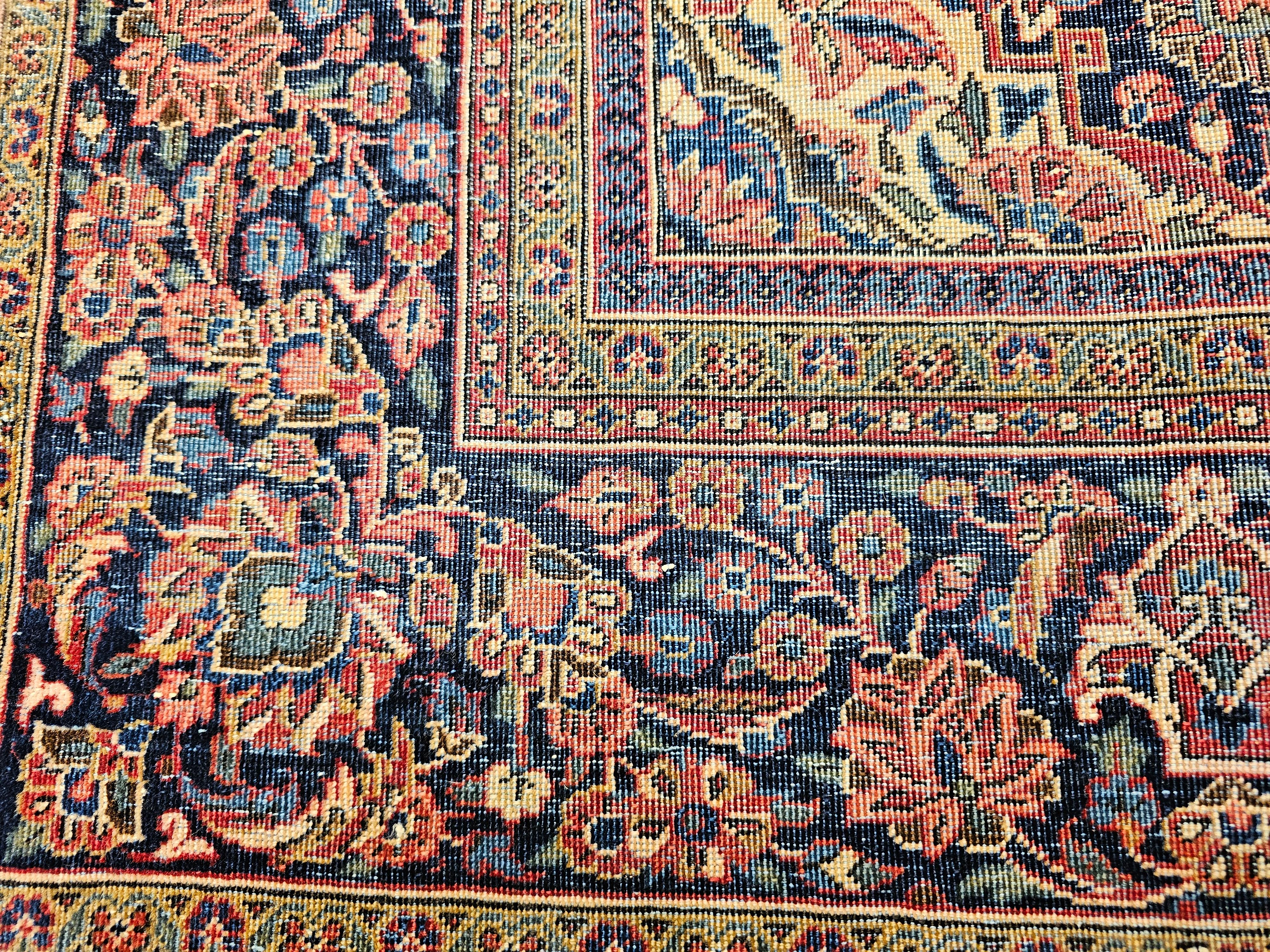 Tappeto persiano Kashan dei primi del '900 con disegno floreale in borgogna e blu navy in vendita 4