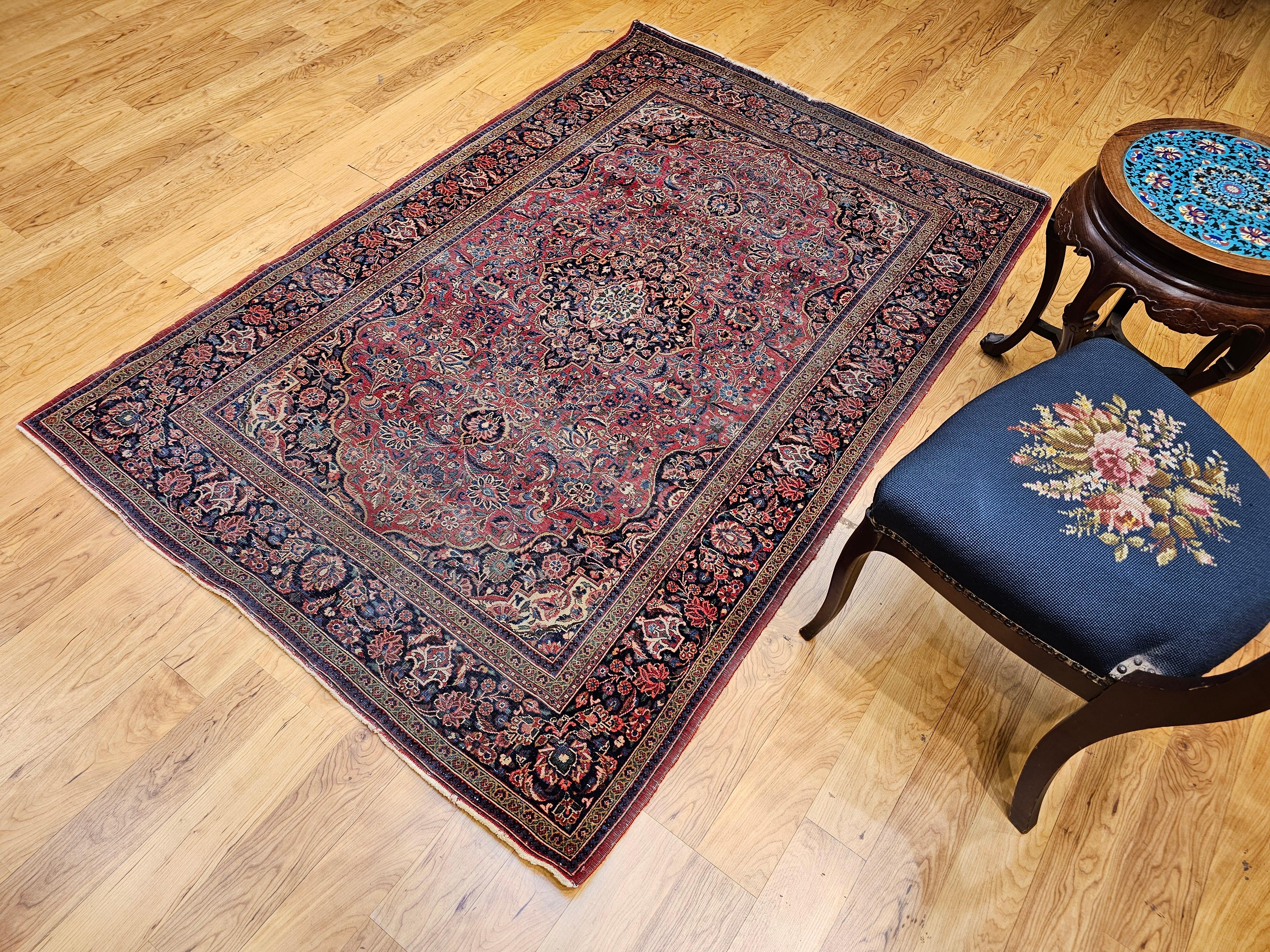 Tappeto persiano Kashan dei primi del '900 con disegno floreale in borgogna e blu navy in vendita 8
