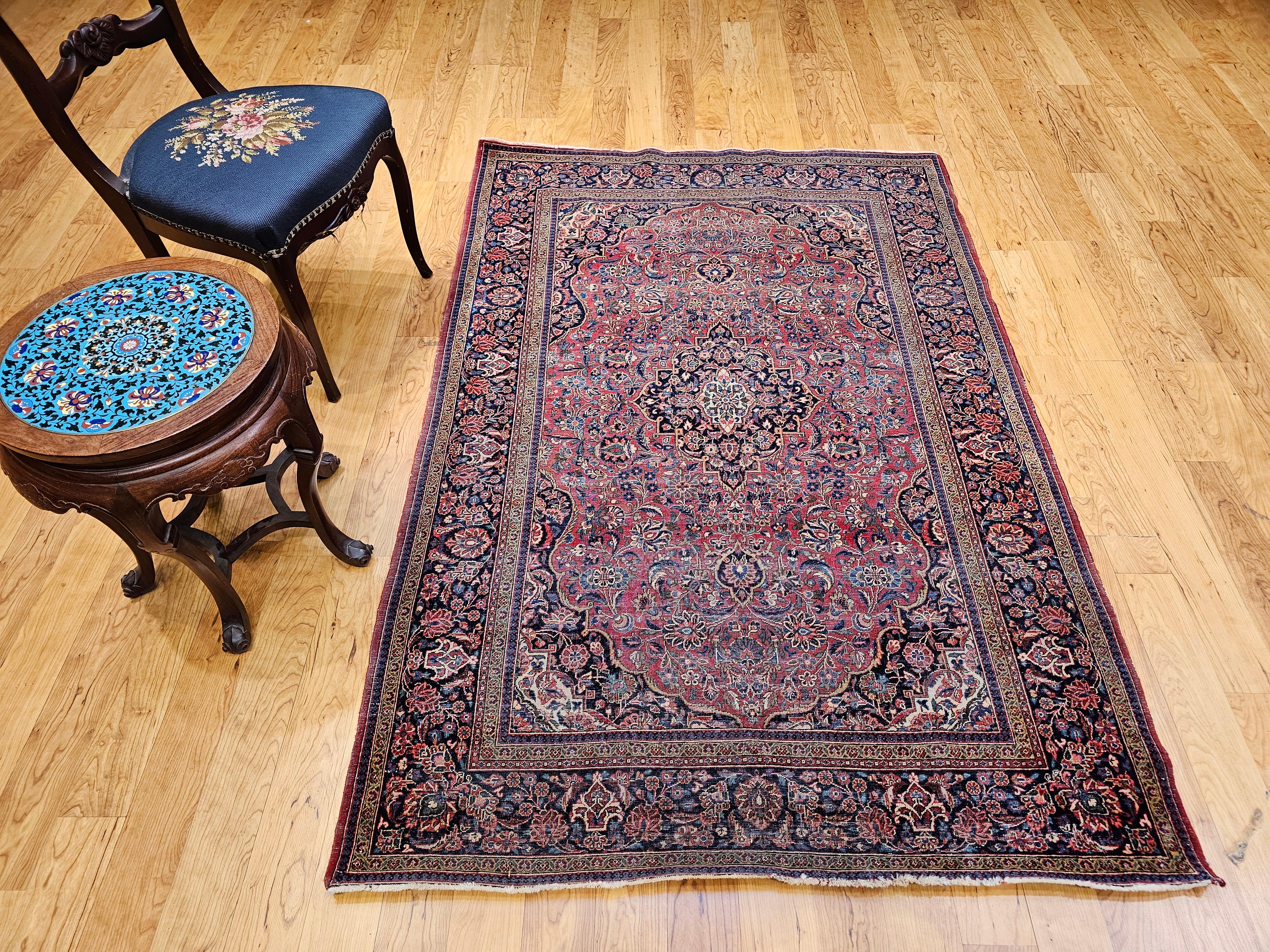 Tappeto persiano Kashan dei primi del '900 con disegno floreale in borgogna e blu navy in vendita 11