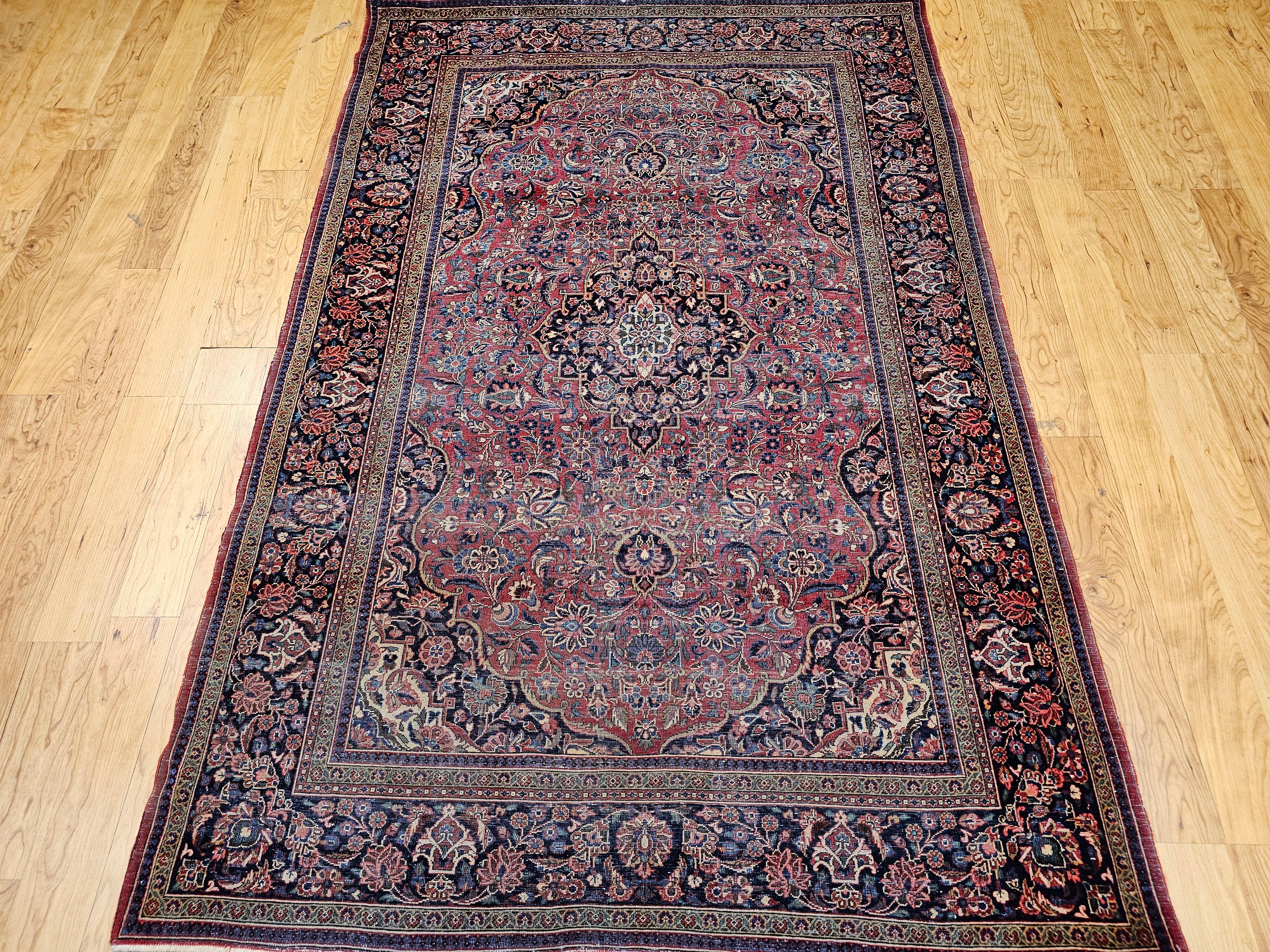Esempio straordinario di tessitura persiana dell'inizio del XX secolo, questo tappeto antico di Kashan emana raffinatezza ed eleganza grazie alla sua lana luminosa, alla fine lavorazione e ai motivi floreali senza tempo. Annodato a mano nei rinomati