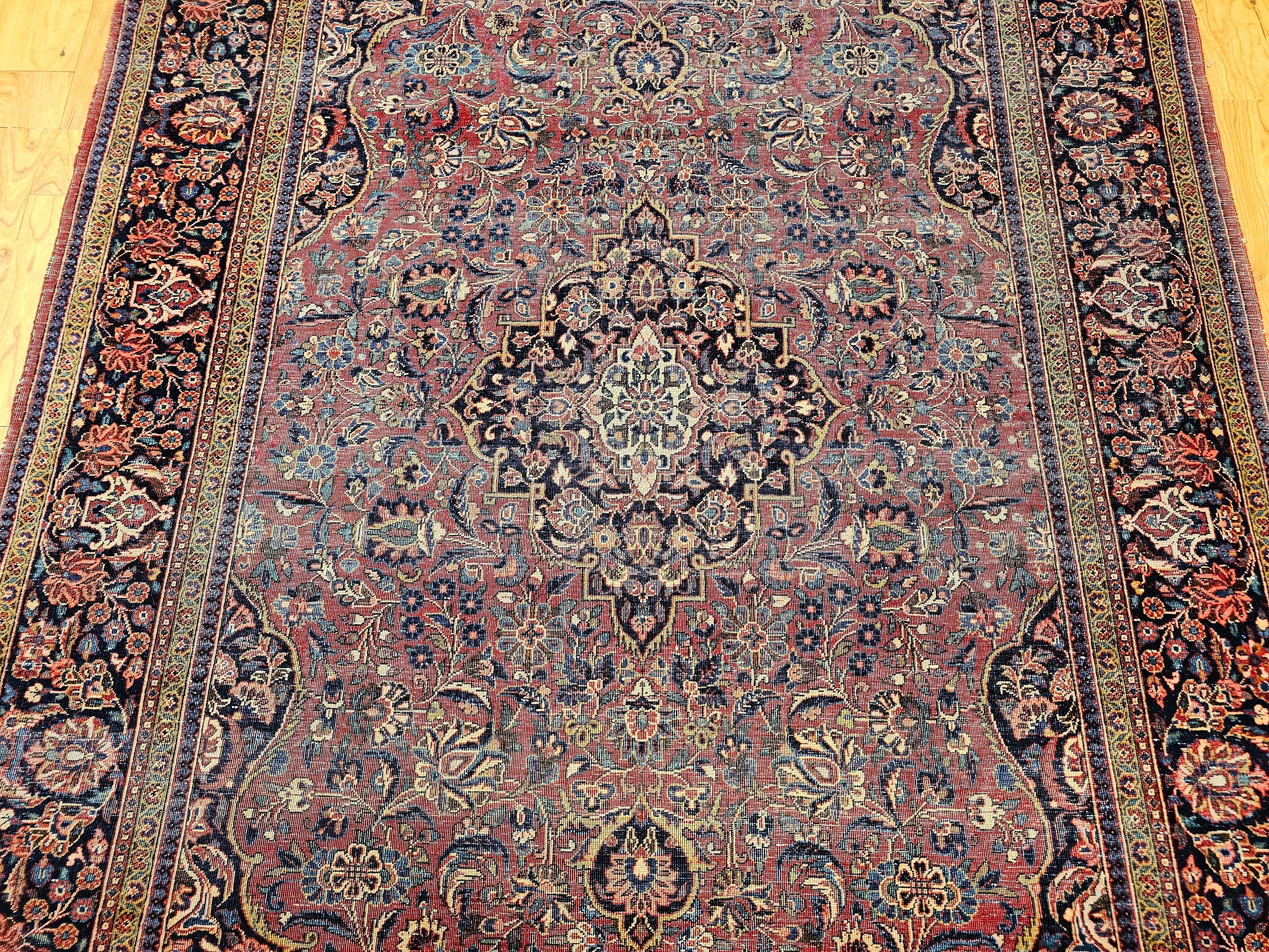 Annodato a mano Tappeto persiano Kashan dei primi del '900 con disegno floreale in borgogna e blu navy in vendita