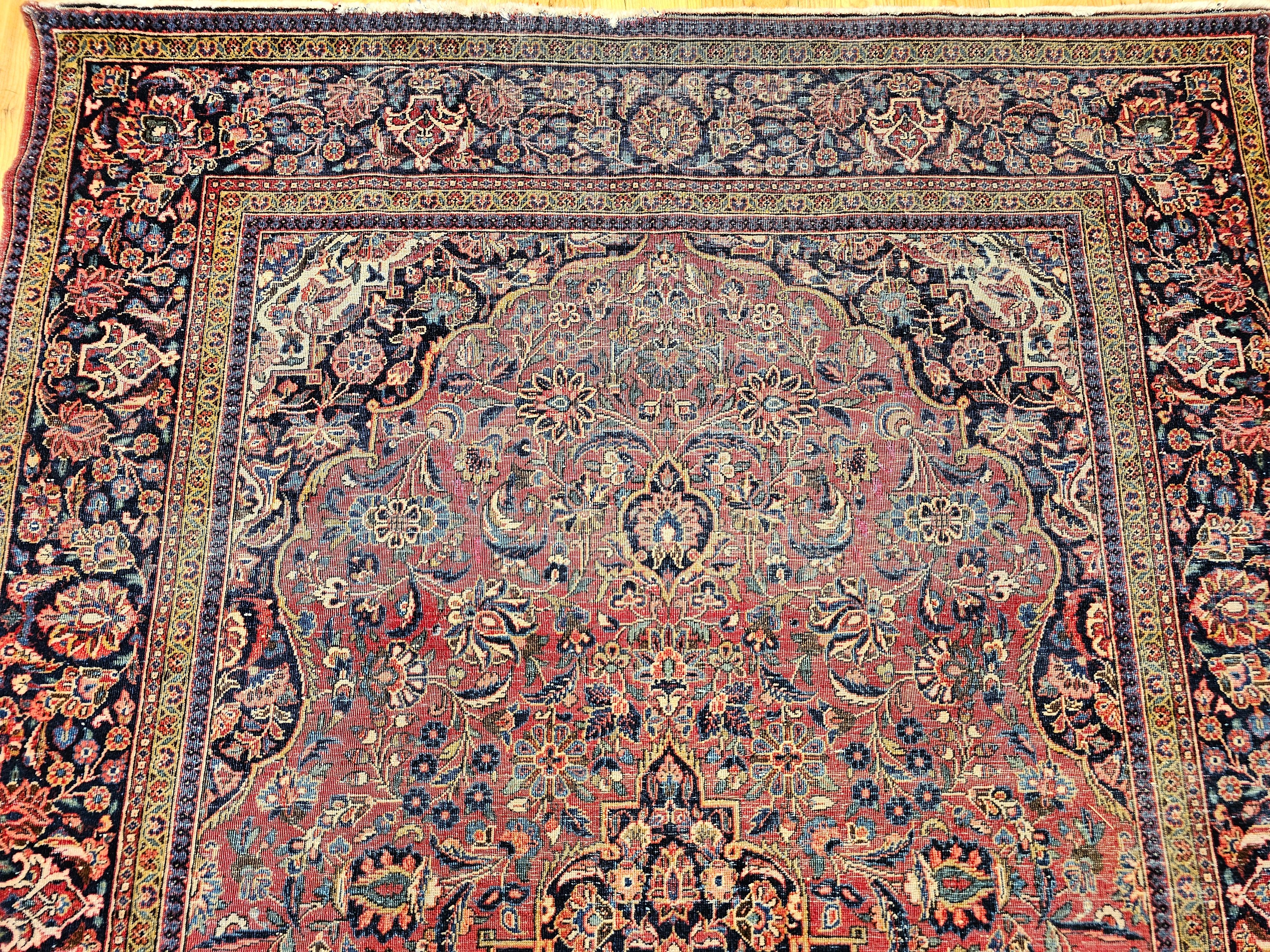 Tappeto persiano Kashan dei primi del '900 con disegno floreale in borgogna e blu navy In condizioni buone in vendita a Barrington, IL