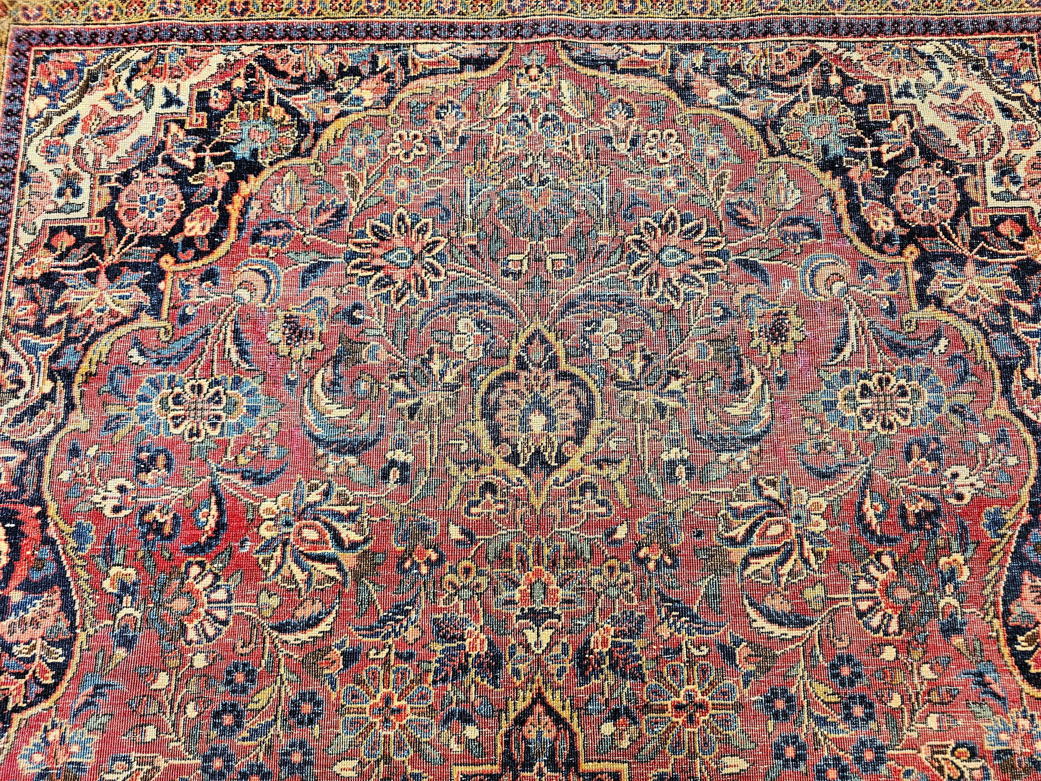 Inizio XX secolo Tappeto persiano Kashan dei primi del '900 con disegno floreale in borgogna e blu navy in vendita