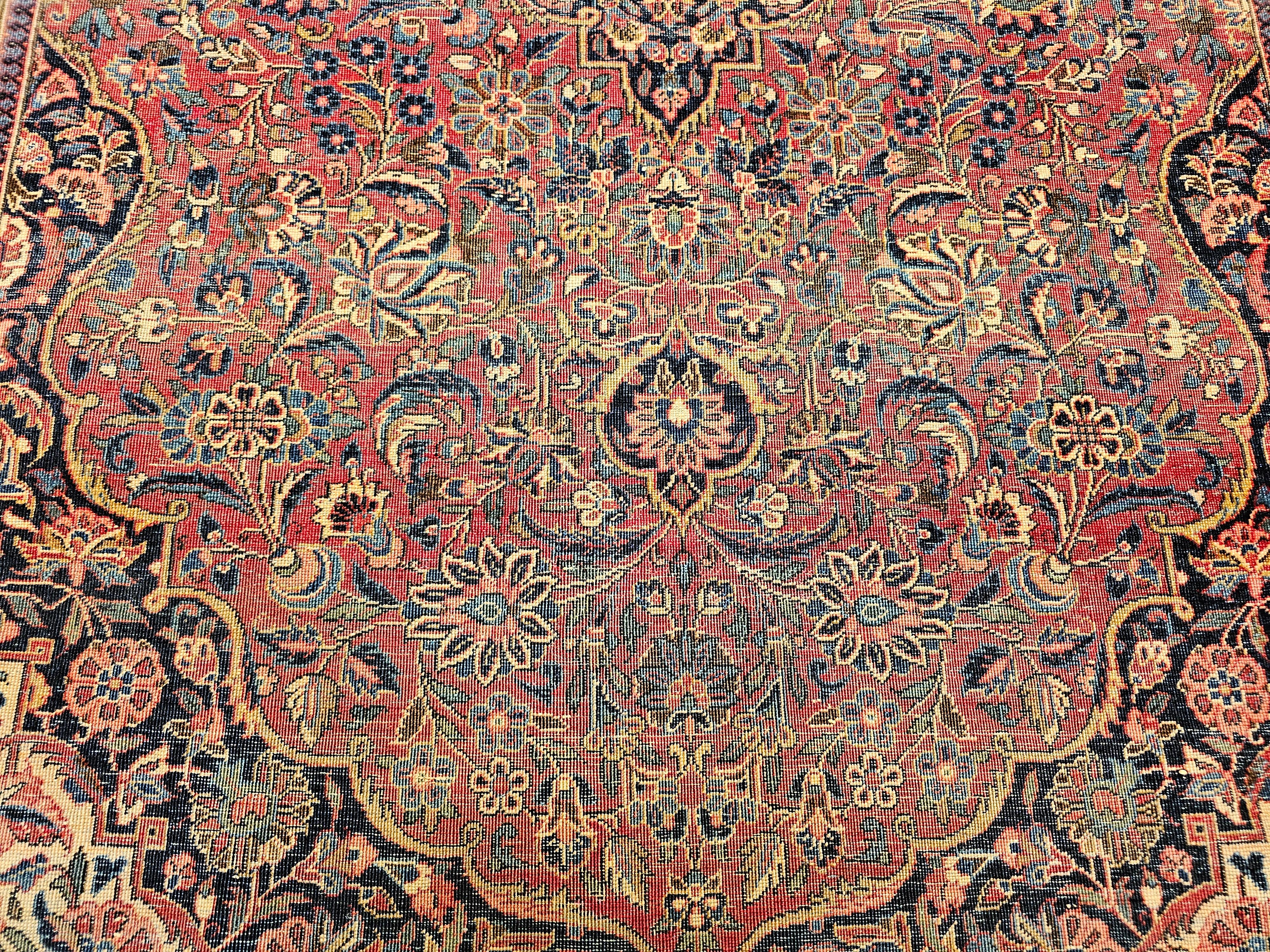 Tappeto persiano Kashan dei primi del '900 con disegno floreale in borgogna e blu navy in vendita 1