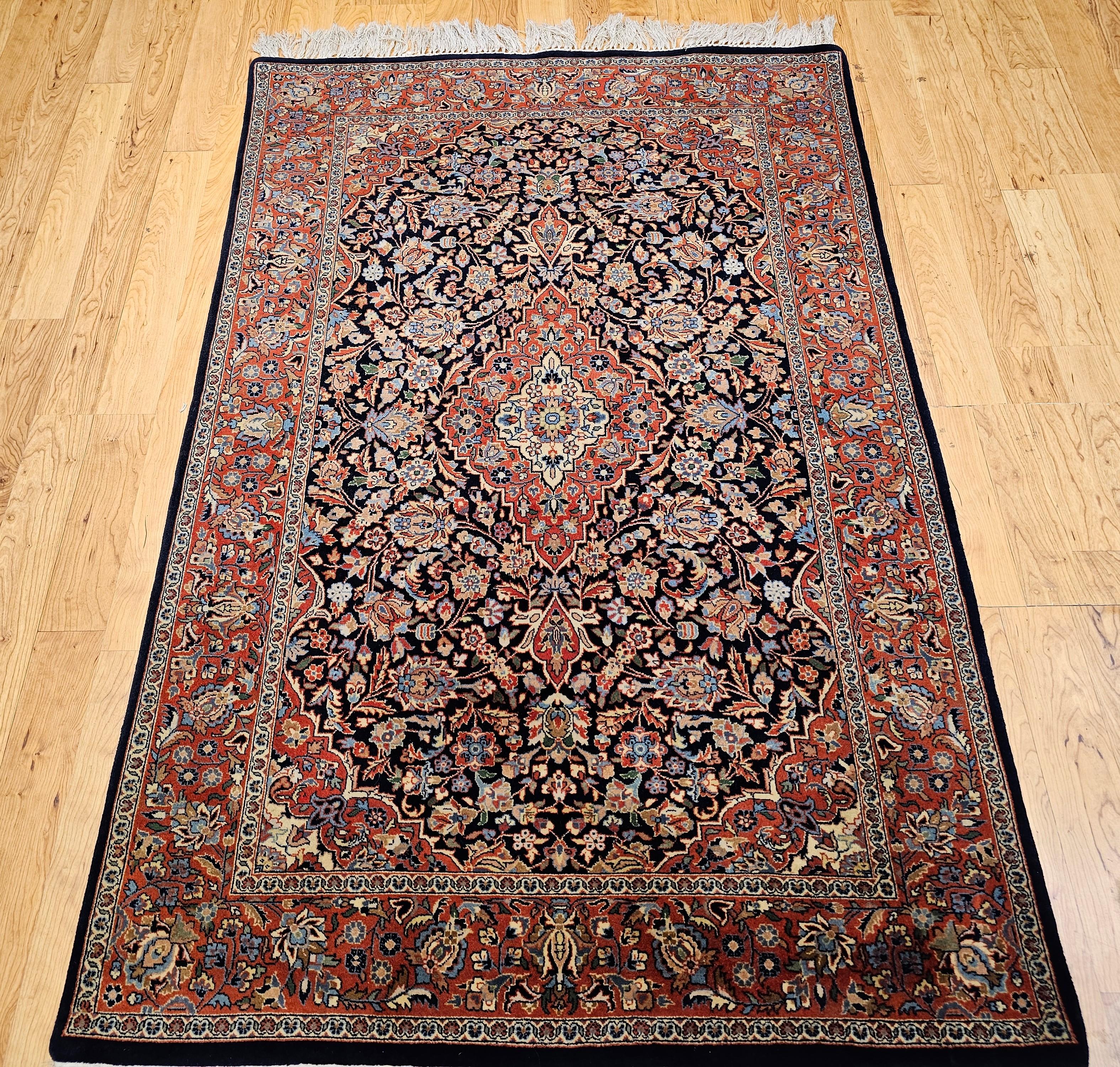 Verschönern Sie Ihr Interieur mit diesem exquisiten Vintage-Teppich aus Kashan, der im dritten Quartal des 20. Jahrhunderts hergestellt wurde. Dieses Stück, das das berühmte Gartendesign präsentiert, zeigt ein sattes marineblaues Feld, das mit