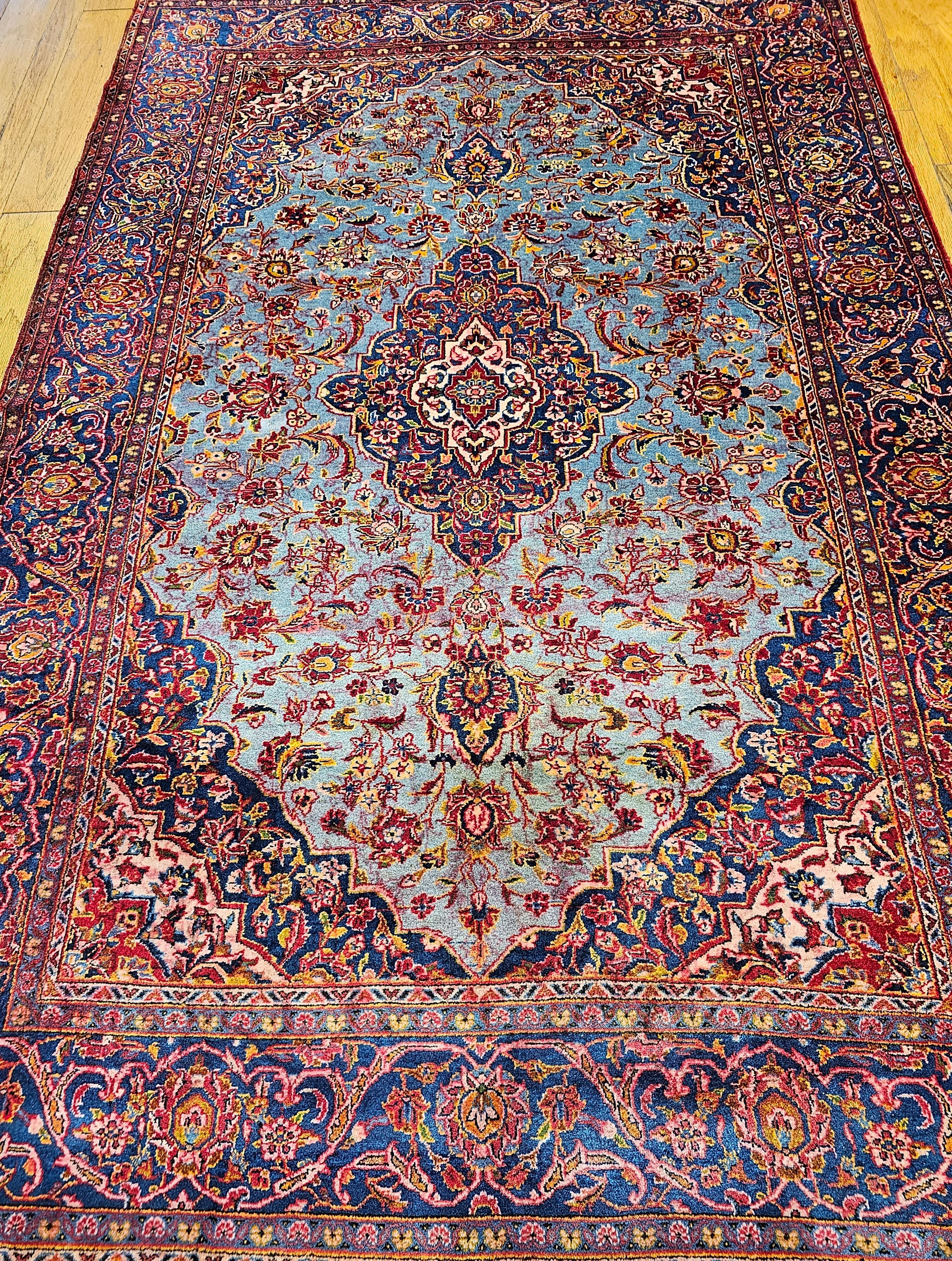A principios del siglo XX  Alfombra persa Kashan tejida a mano con diseño floral en un raro fondo de color turquesa.   El diseño clásico y la calidad luminosa y resistente de la lana de esta excepcional alfombra persa kashan de época crean una
