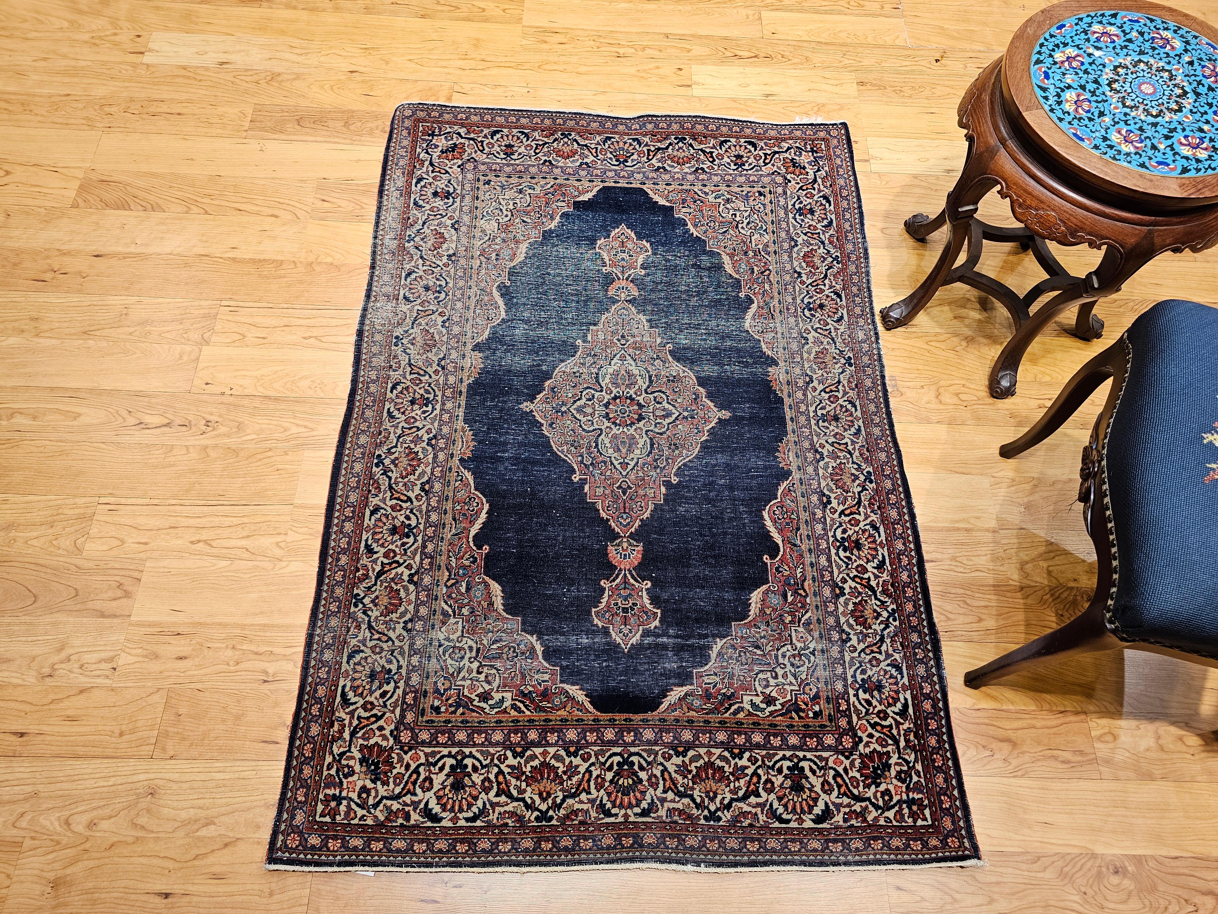 Alfombra persa Kashan de principios del siglo XX en azul marino, marfil, rojo, verde y tostado en venta 4