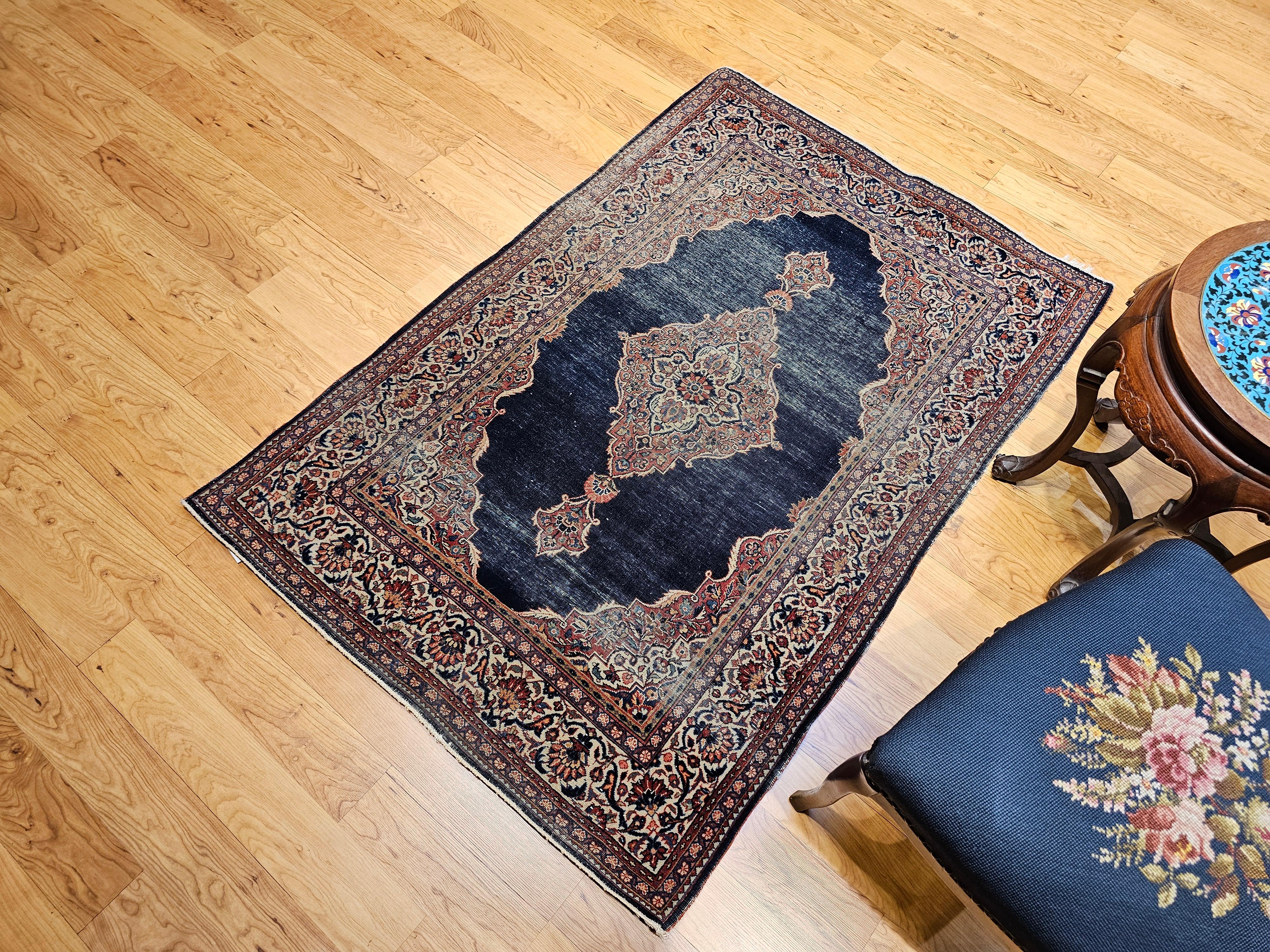 Alfombra persa Kashan de principios del siglo XX en azul marino, marfil, rojo, verde y tostado en venta 5