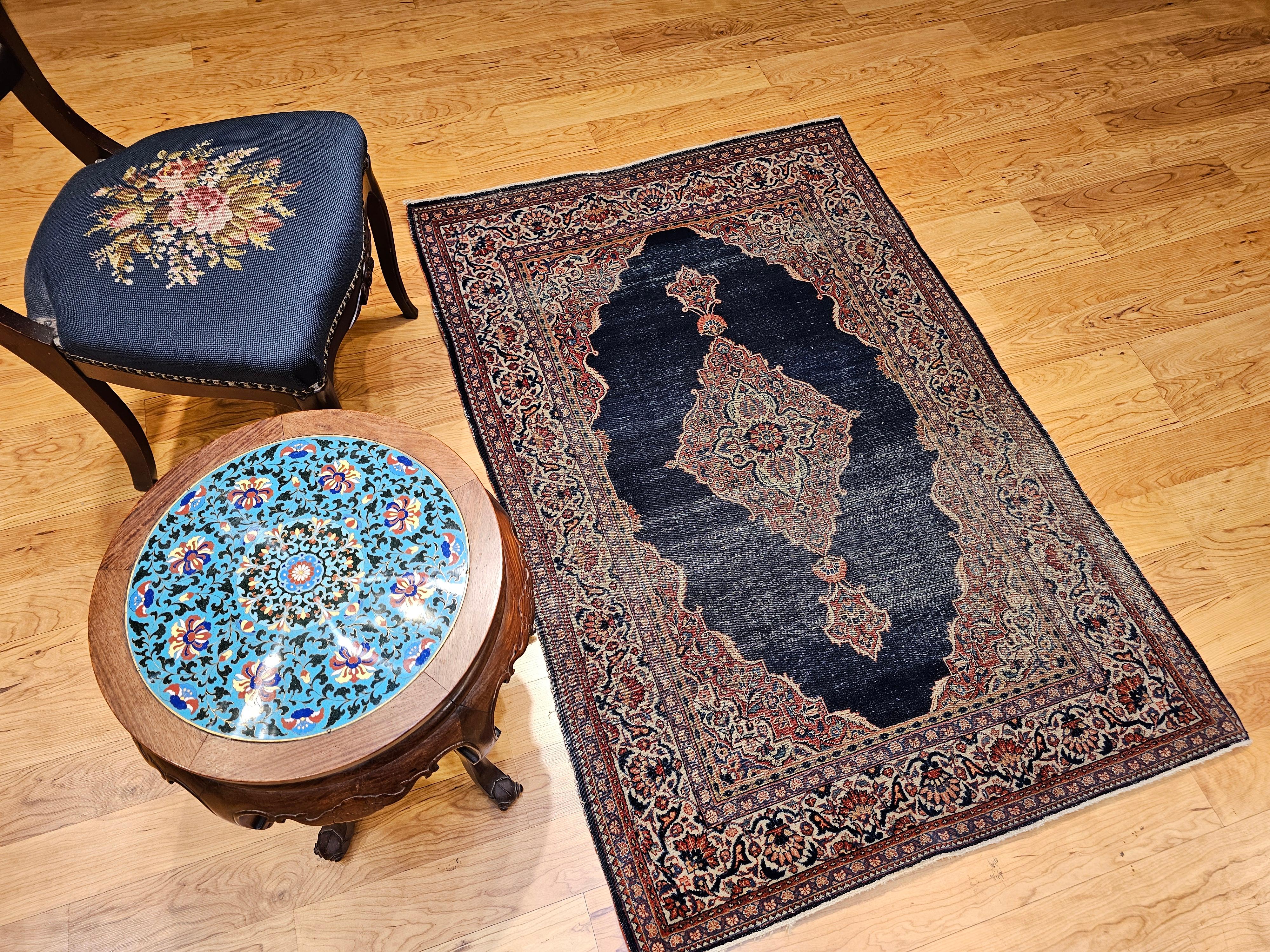 Alfombra persa Kashan de principios del siglo XX en azul marino, marfil, rojo, verde y tostado en venta 6