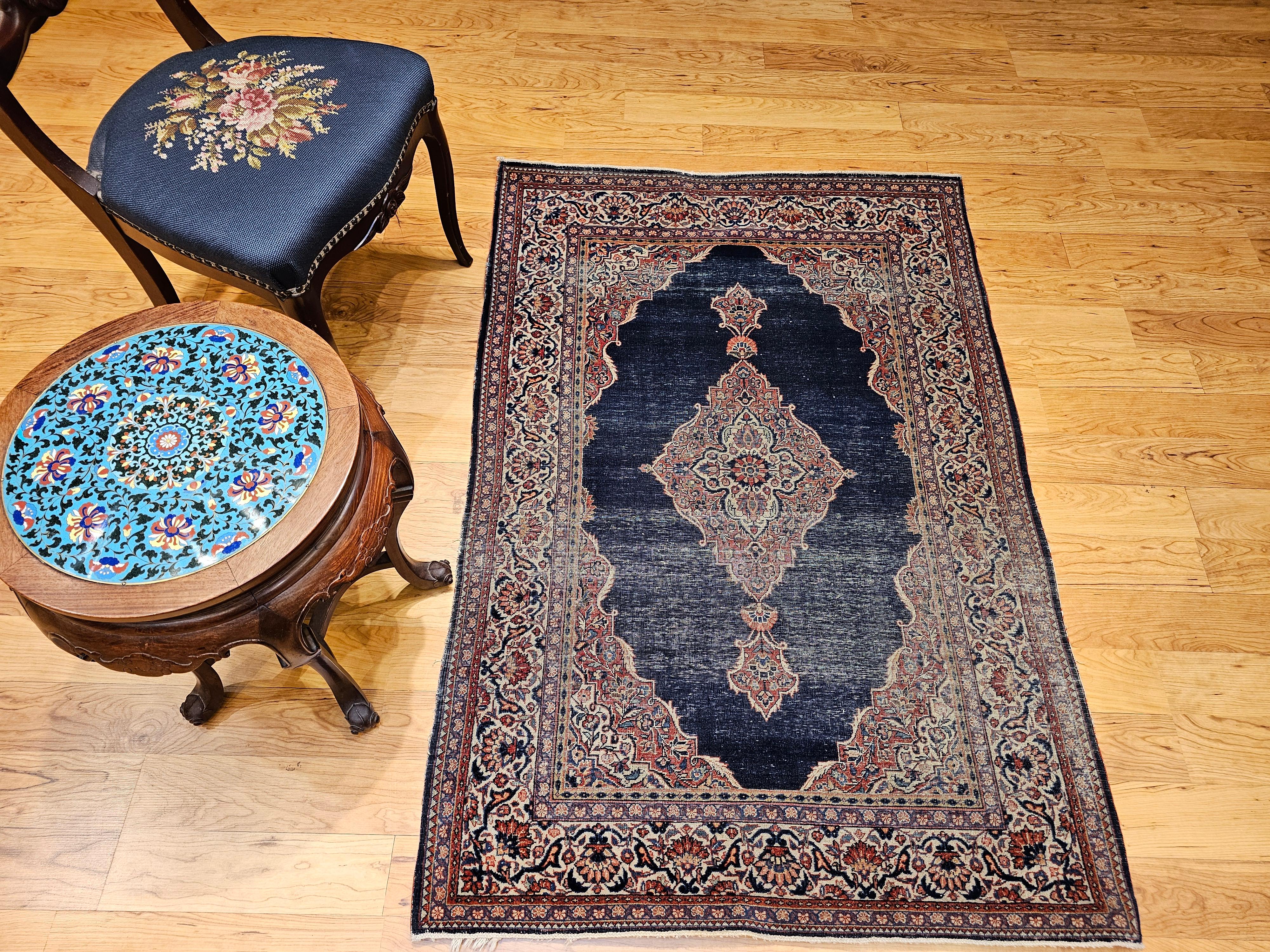 Alfombra persa Kashan de principios del siglo XX en azul marino, marfil, rojo, verde y tostado en venta 8