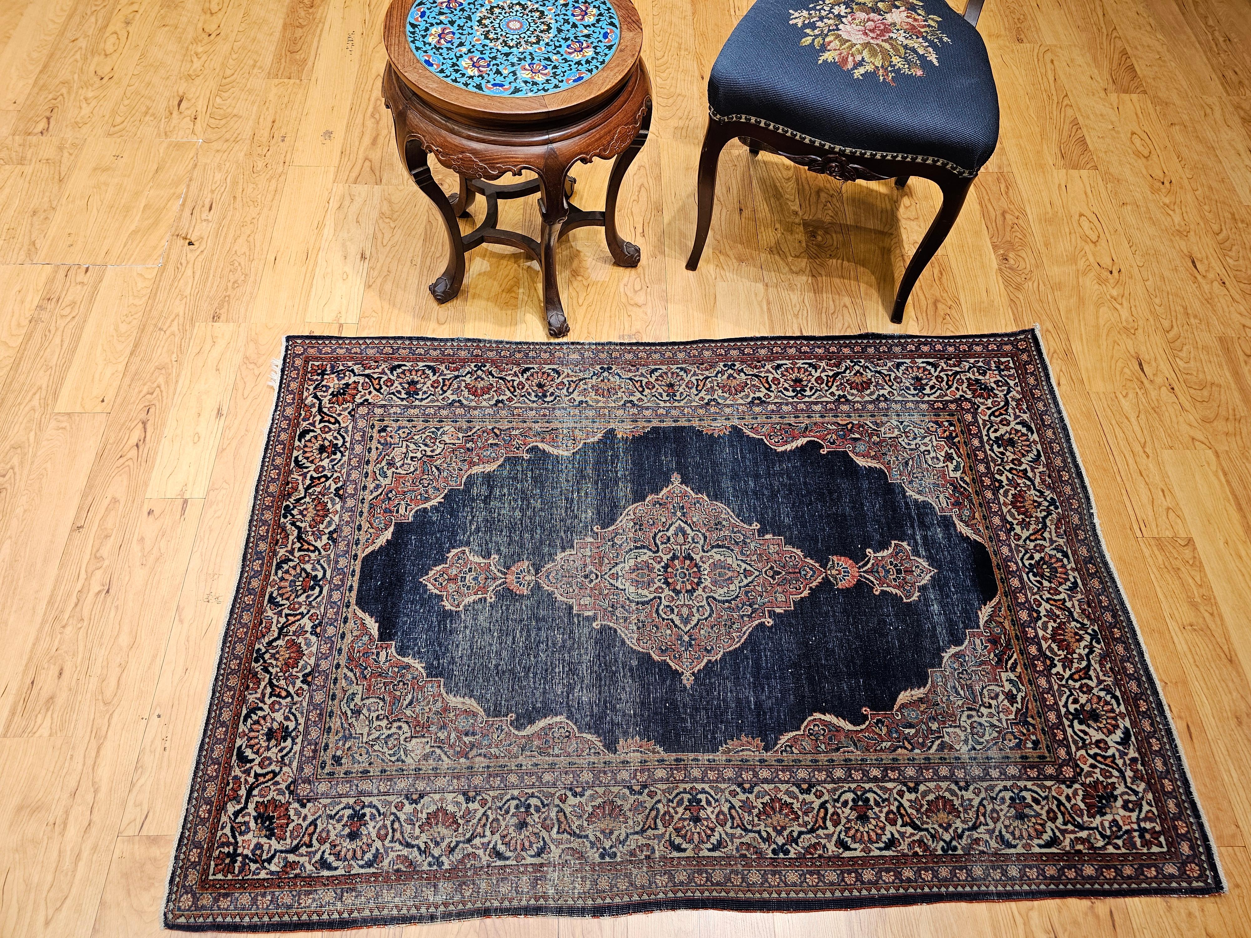 Alfombra persa Kashan de principios del siglo XX en azul marino, marfil, rojo, verde y tostado en venta 7