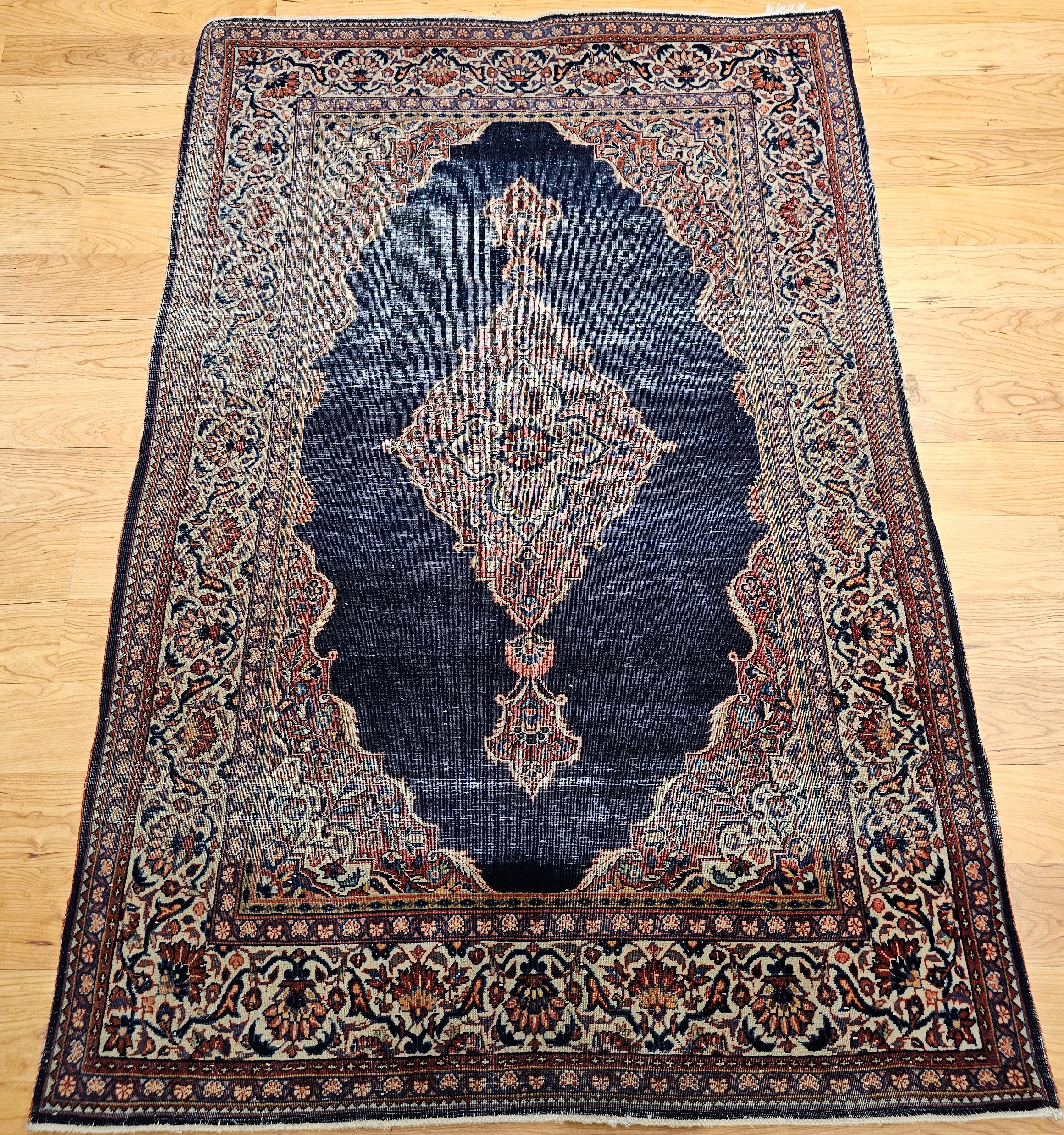 Alfombra persa Kashan de principios del siglo XX en azul marino, marfil, rojo, verde y tostado en venta 10