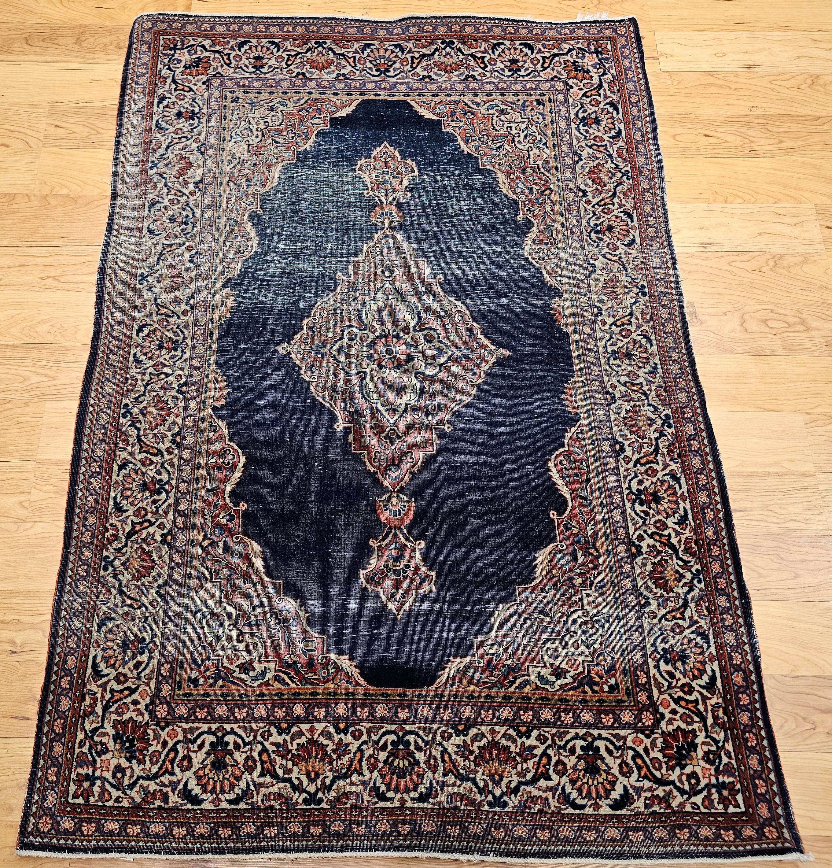 Esta exquisita alfombra persa Kashan vintage, anudada a mano a principios del siglo XX, muestra el meticuloso arte y la elegancia clásica que definen los mejores ejemplos de tejido persa. Con un llamativo diseño de medallón, el campo abierto azul