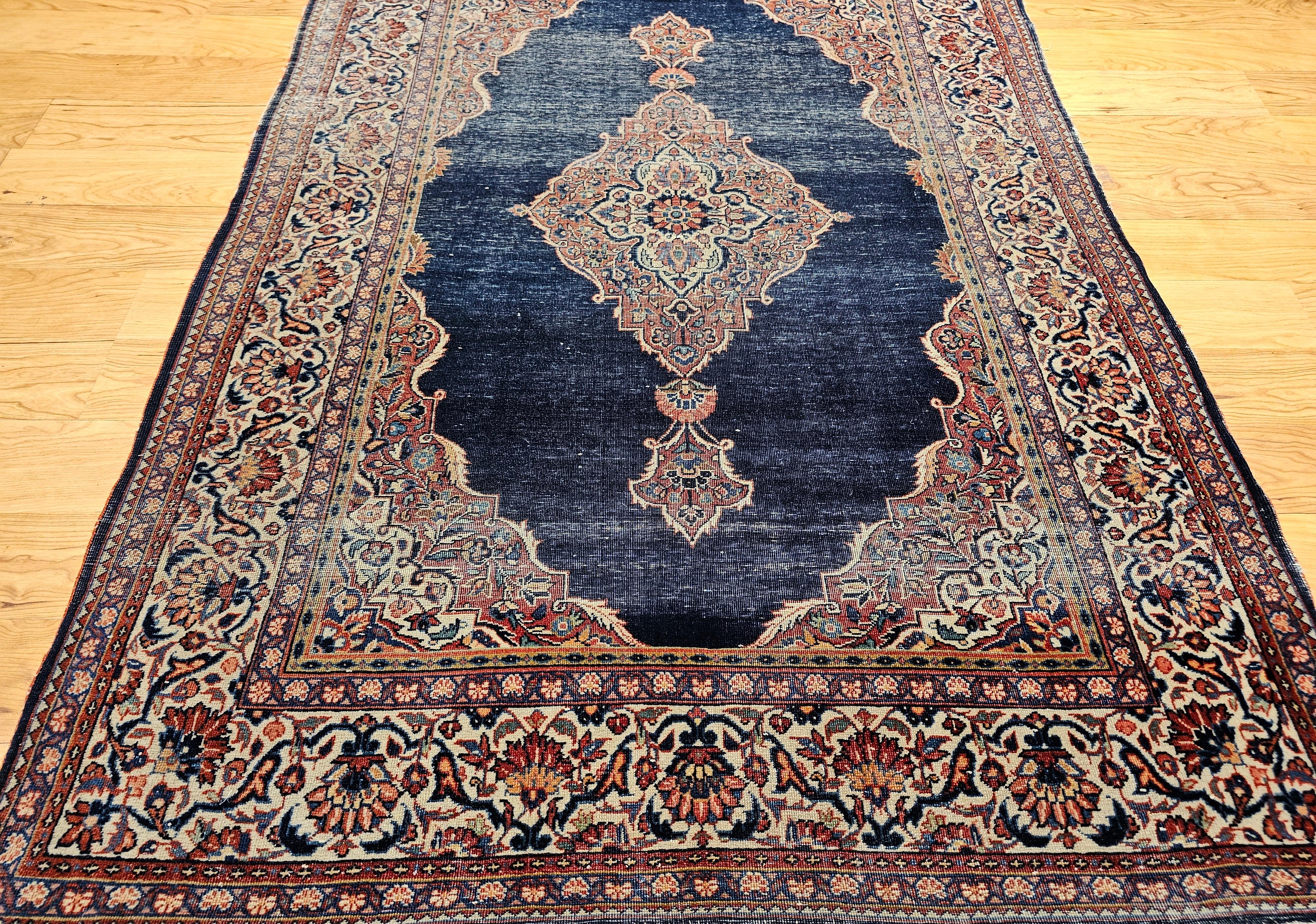 Alfombra persa Kashan de principios del siglo XX en azul marino, marfil, rojo, verde y tostado Persa en venta