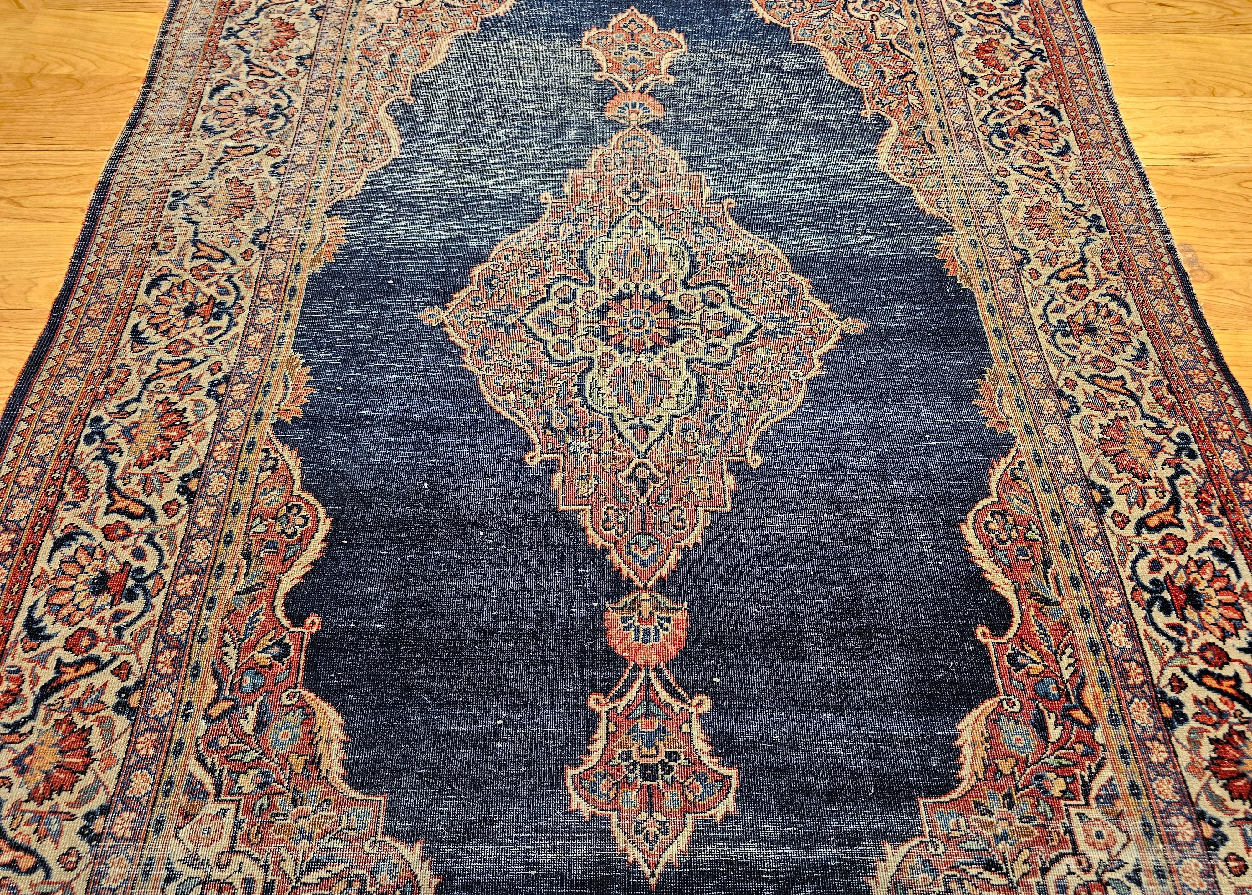 Alfombra persa Kashan de principios del siglo XX en azul marino, marfil, rojo, verde y tostado Tejido a mano en venta
