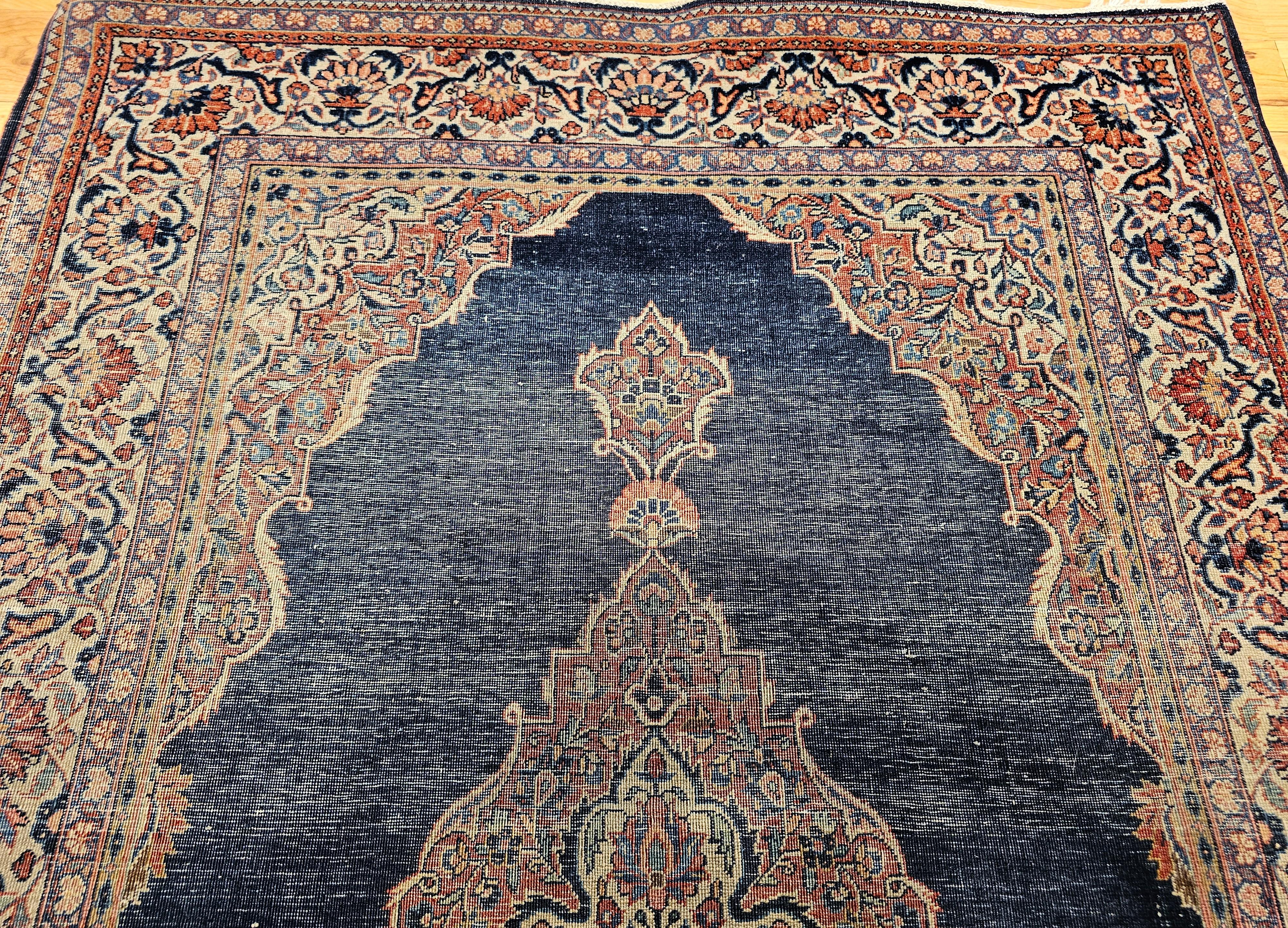Alfombra persa Kashan de principios del siglo XX en azul marino, marfil, rojo, verde y tostado en Bueno estado para la venta en Barrington, IL