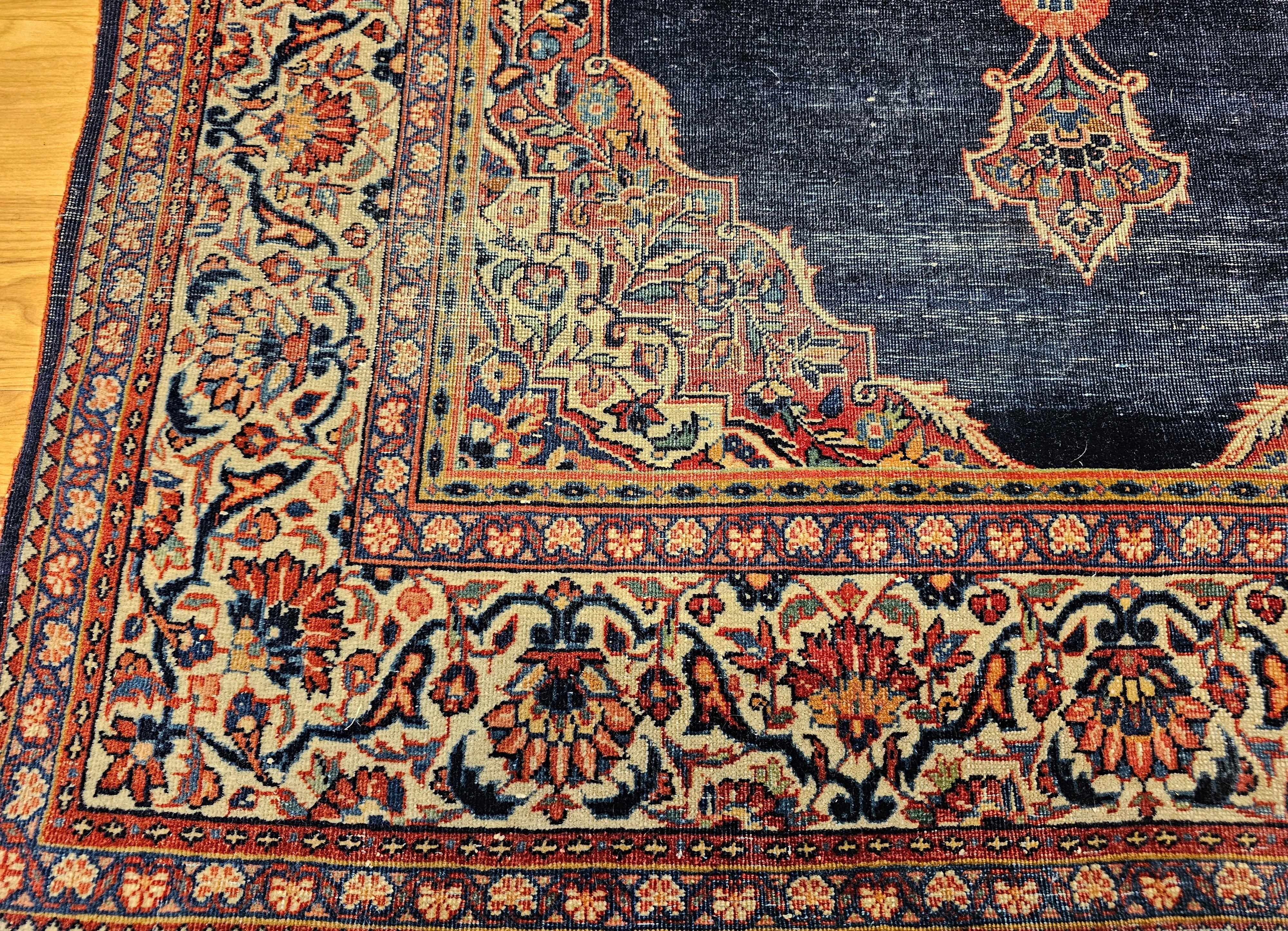 Alfombra persa Kashan de principios del siglo XX en azul marino, marfil, rojo, verde y tostado Lana en venta
