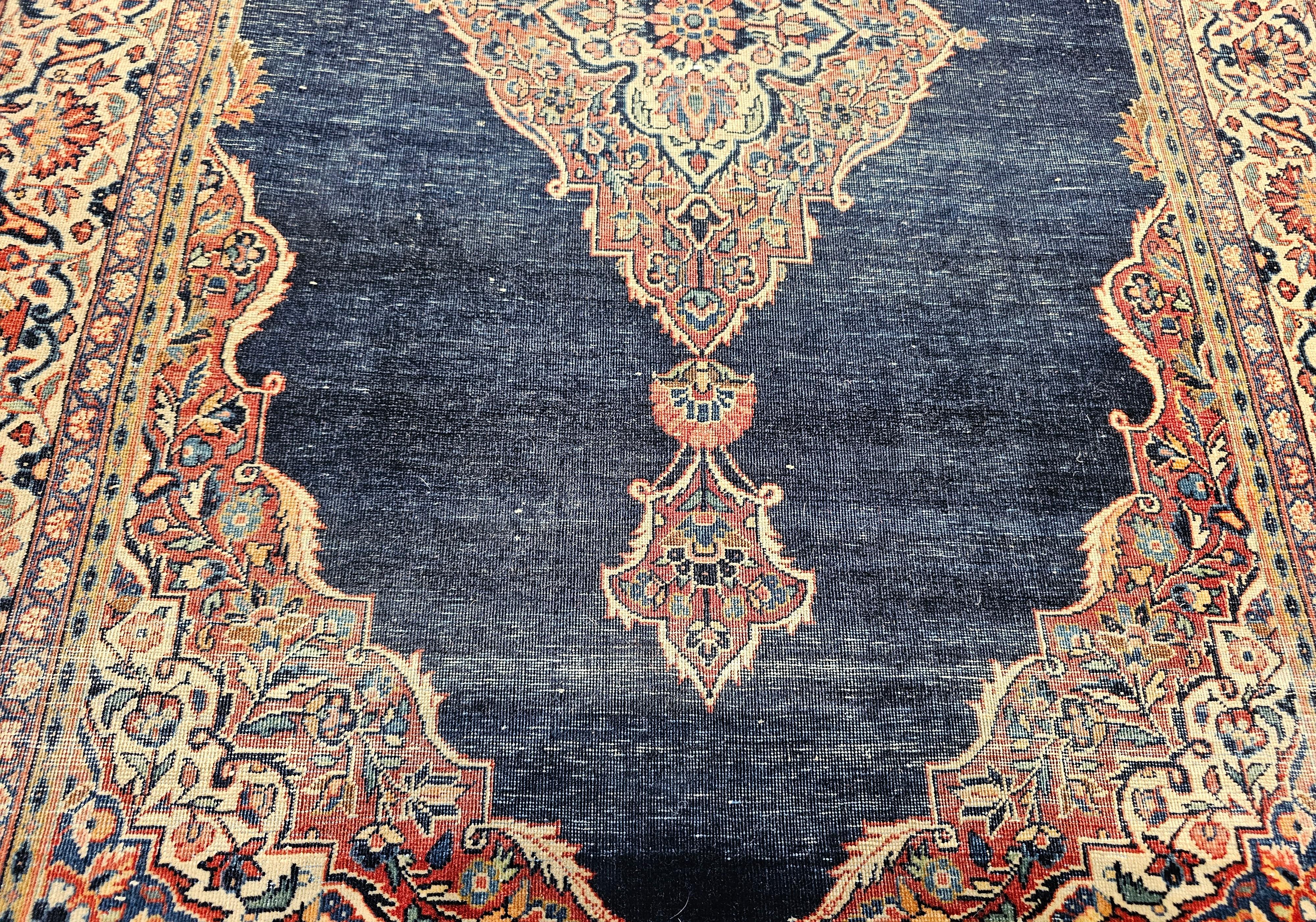 Alfombra persa Kashan de principios del siglo XX en azul marino, marfil, rojo, verde y tostado en venta 1