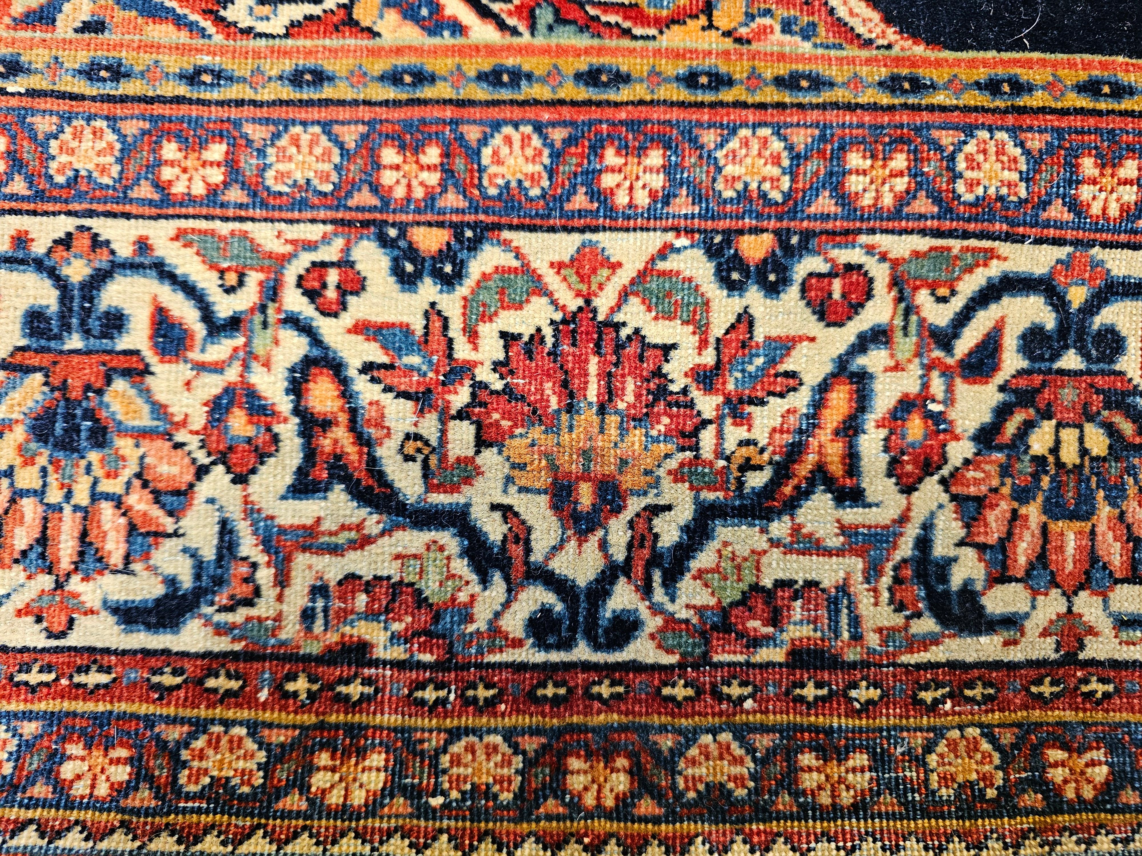 Alfombra persa Kashan de principios del siglo XX en azul marino, marfil, rojo, verde y tostado en venta 2