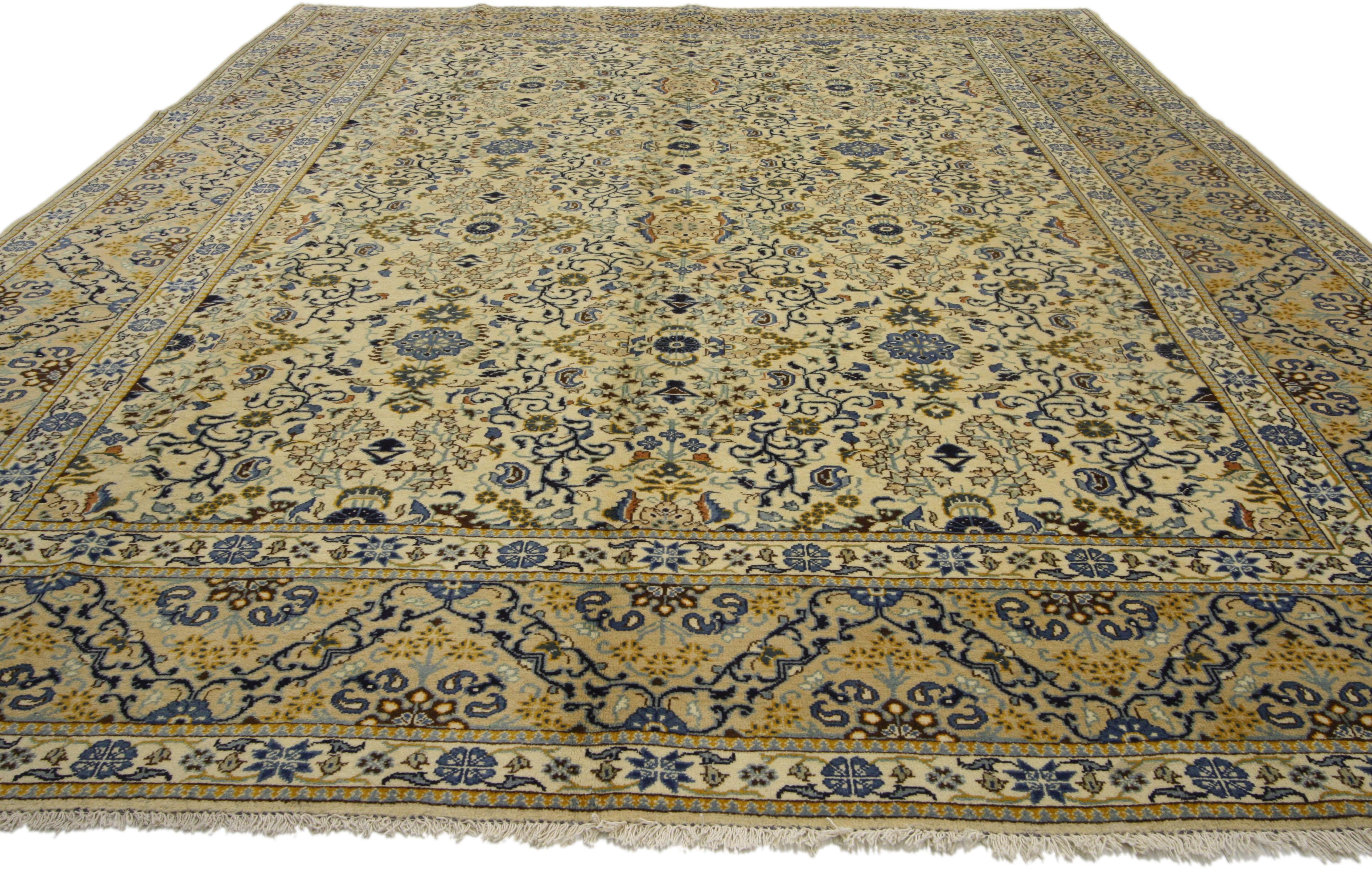 76475 Vintage Persian Kashan Millefleur Rug with Farmhouse Cottage Style 08'04 x 11'06. Avec des éléments architecturaux de formes arabesques courbes et des détails décoratifs, ce tapis persan vintage en laine nouée à la main de type Kashan incarne