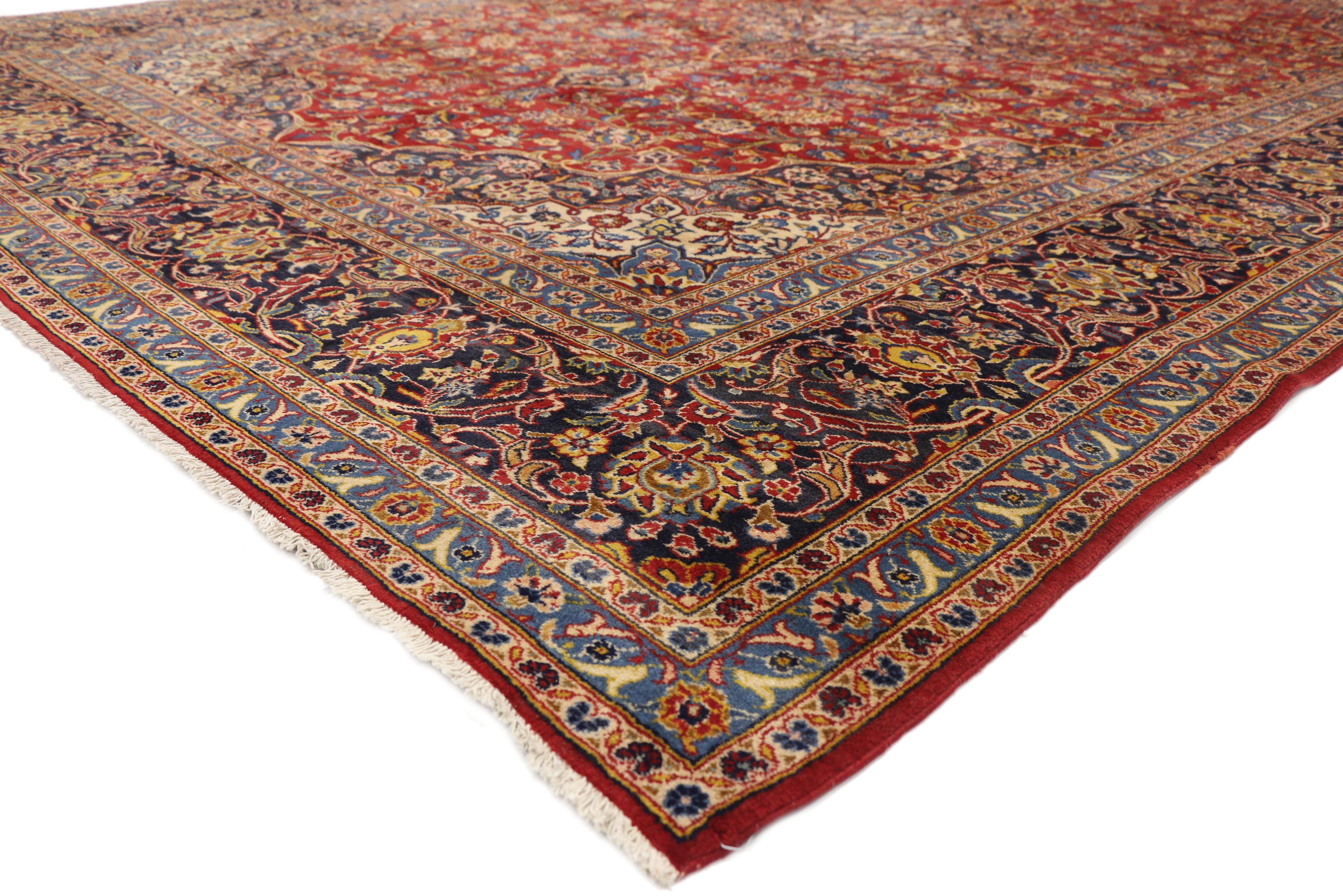 76311, alter persischer Kashan-Teppich im neoklassischen Stil. Dieser handgeknüpfte alte persische Kaschan-Teppich aus Wolle mit einem Standard-Kaschan-Medaillon aus gestuften und gelappten Attributen ist mit länglichen, palmettenförmigen Anhängern