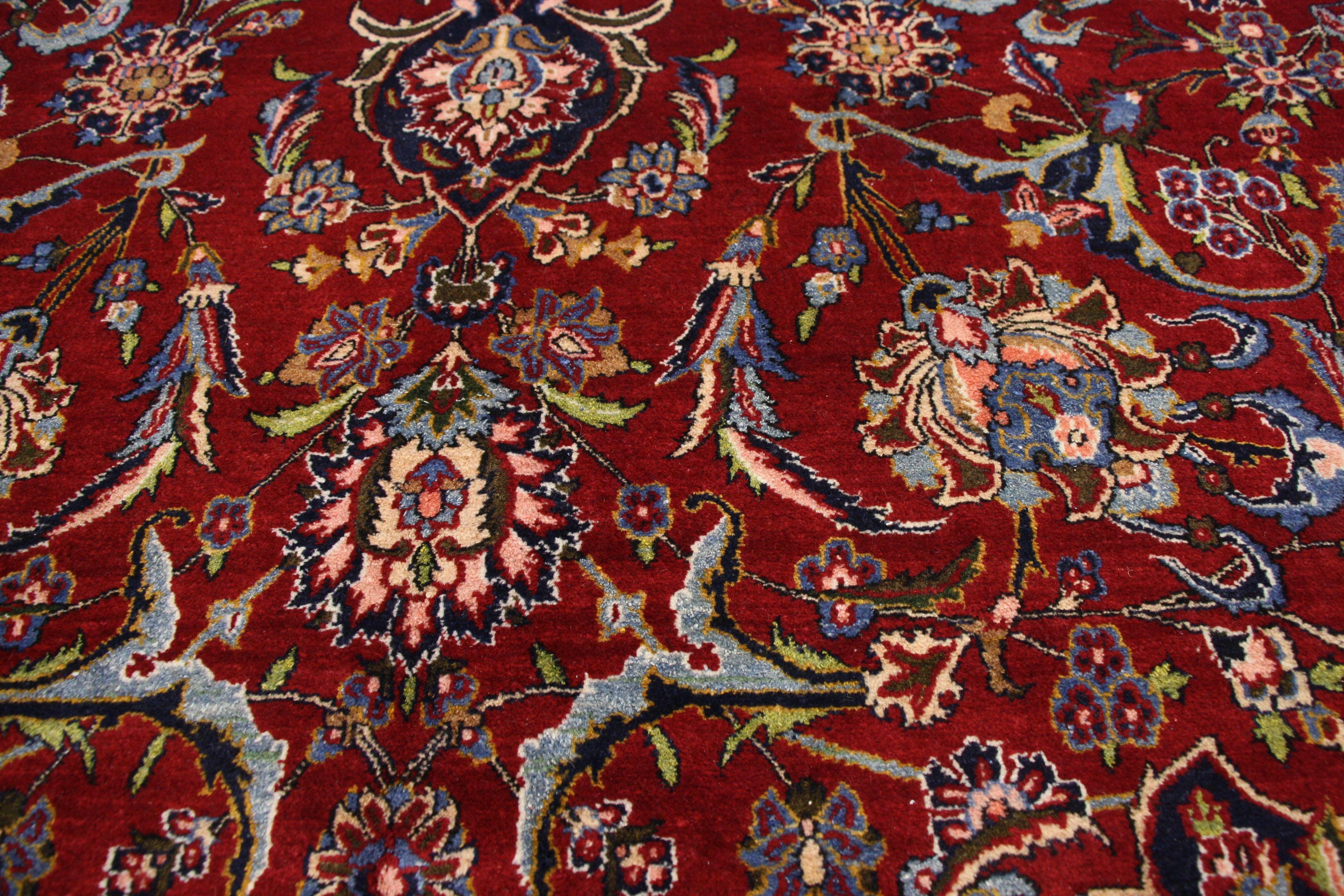 60712, tapis vintage Persan Kashan de style traditionnel. Ce tapis Persan vintage Kashan en laine noué à la main est rendu dans une palette de couleurs brillantes. Doté d'un médaillon central orné de bouquets de fleurs et de palmettes vibrantes, ce