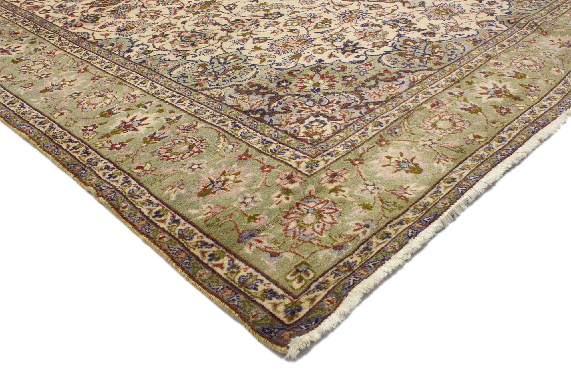 76858 Vintage Persischer Kashan Teppich, 09'05 x 12'06. Persische Kashan-Teppiche, die aus der historischen Stadt Kashan im Iran stammen, sind für ihre exquisite Handwerkskunst, ihre komplizierten Muster und ihr reiches Erbe bekannt. Diese