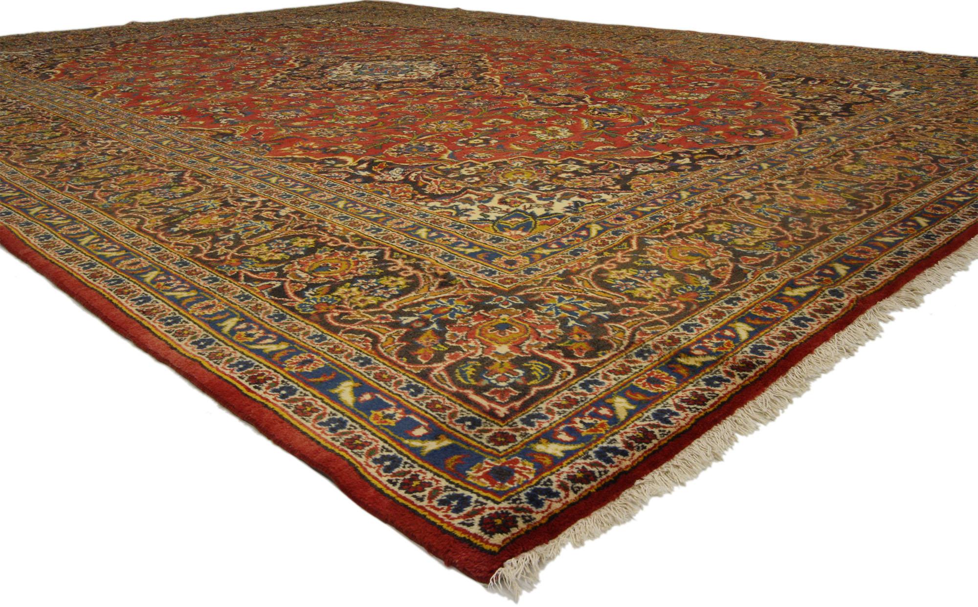 76309 Tappeto persiano vintage Kashan, 09'03 x 13'04. Questo tappeto persiano vintage Kashan in lana annodato a mano presenta un medaglione centrale in ceruleo, crema e blu navy con pennacchi complementari. Il medaglione è circondato da un motivo