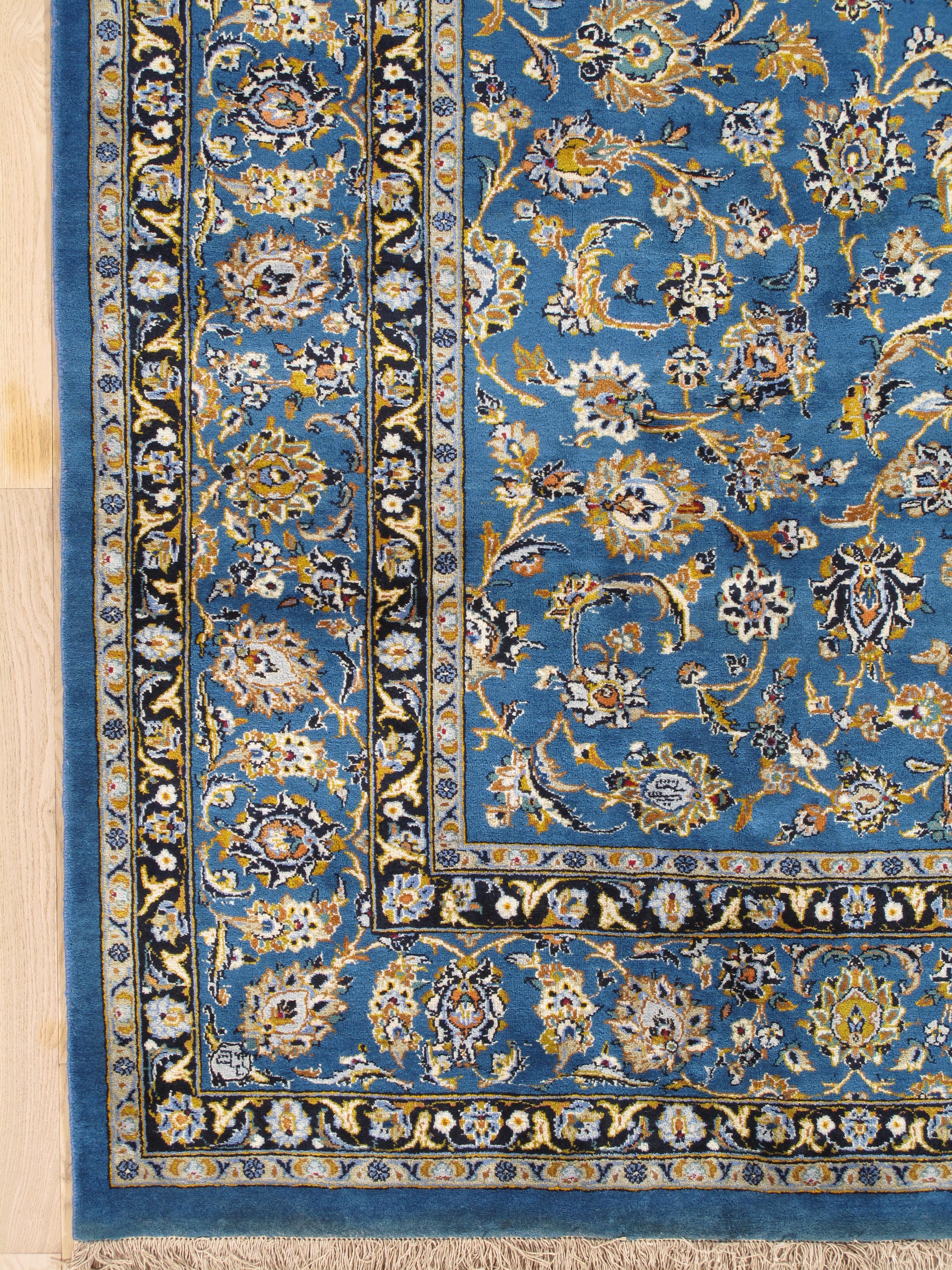 l suo magnifico tappeto Kashan della metà del XX secolo rappresenta una delle migliori tradizioni di tessitura della Persia, celebrata da secoli per la produzione di tappeti di eccezionale raffinatezza, equilibrio e profondità artistica. In