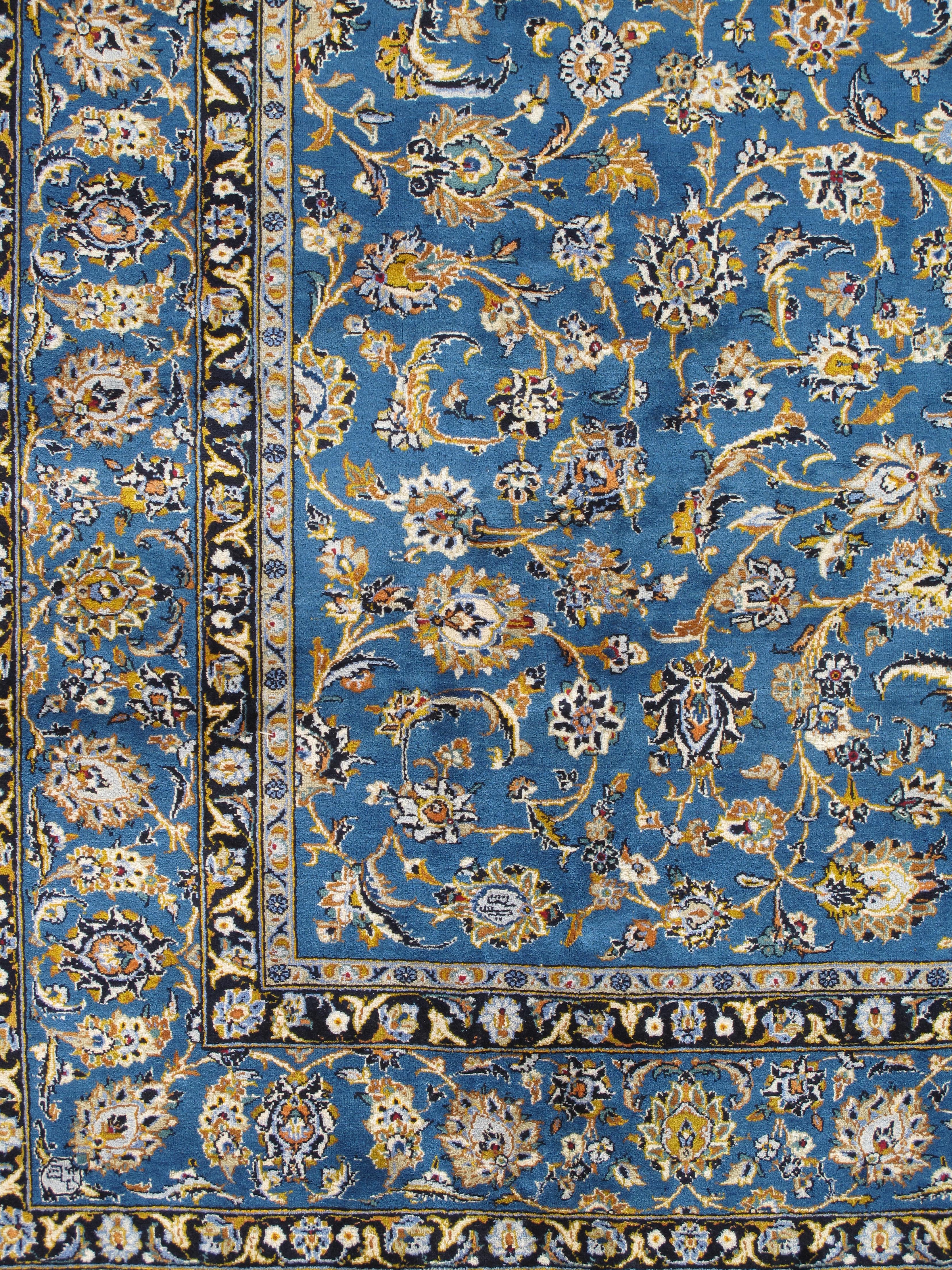 Persiano Tappeto persiano d'epoca Kashan, Tappeto fatto a mano blu reale, blu marino, marrone scuro, in ottime condizioni in vendita