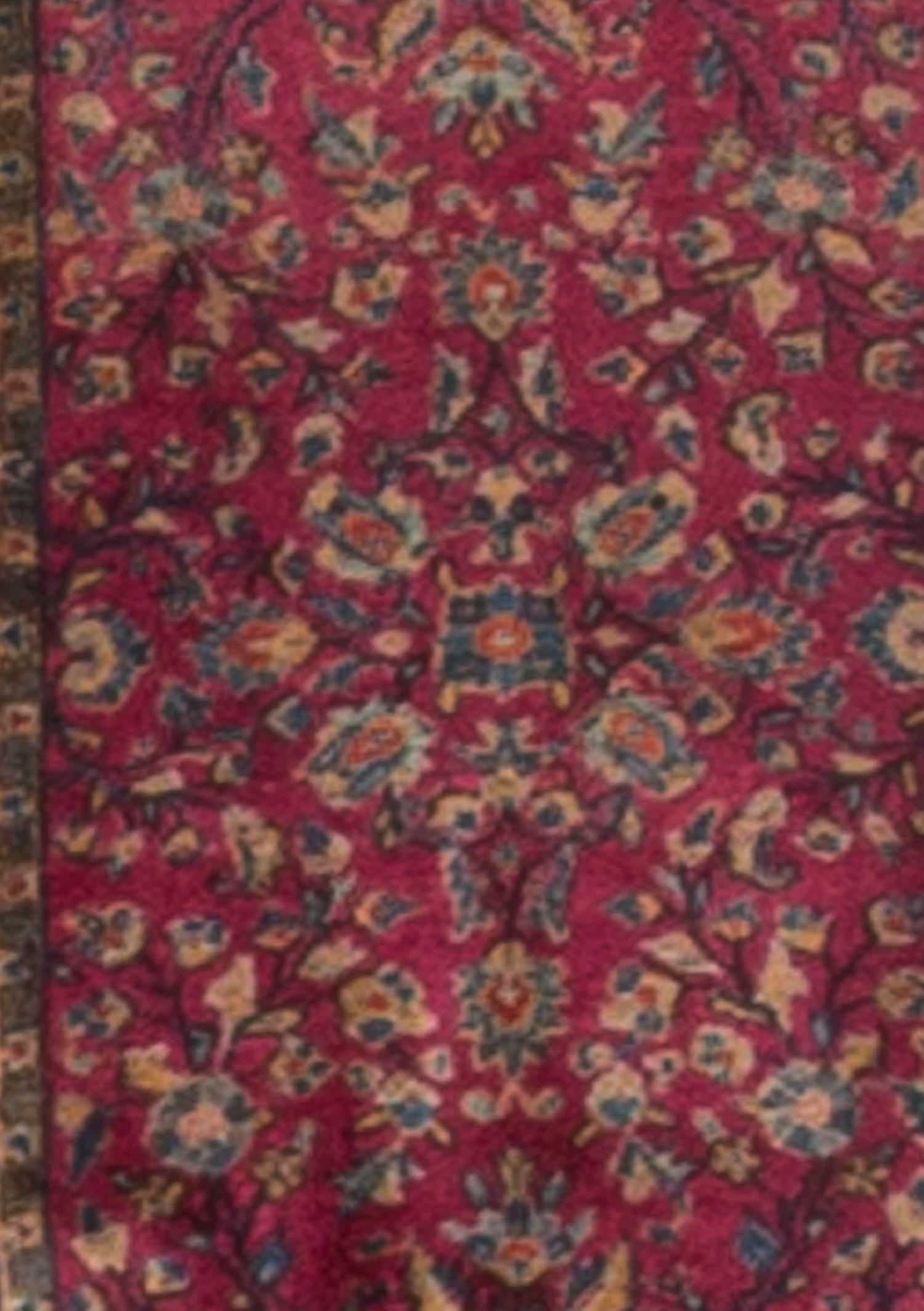 Un tappeto persiano Kashan vintage degli anni '20 circa, tessuto a mano e di piccole dimensioni.