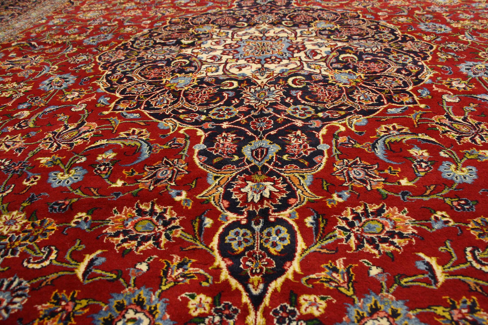Annodato a mano Tappeto persiano vintage Kashan, la sensibilità tradizionale incontra la decadenza signorile in vendita