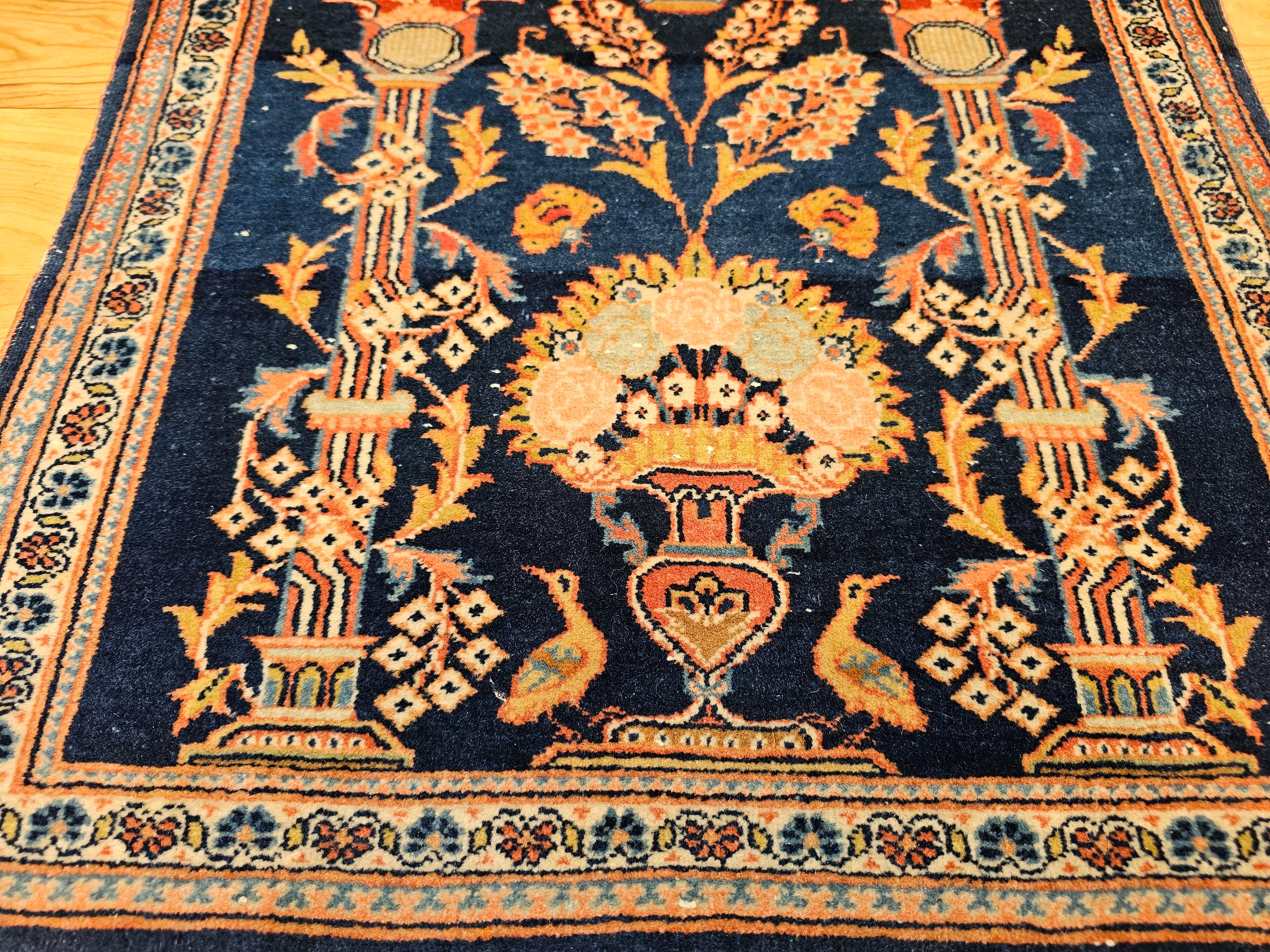 Perse Kashan persan vintage dans un motif de vase avec couronne royale persane en bleu, rouge en vente