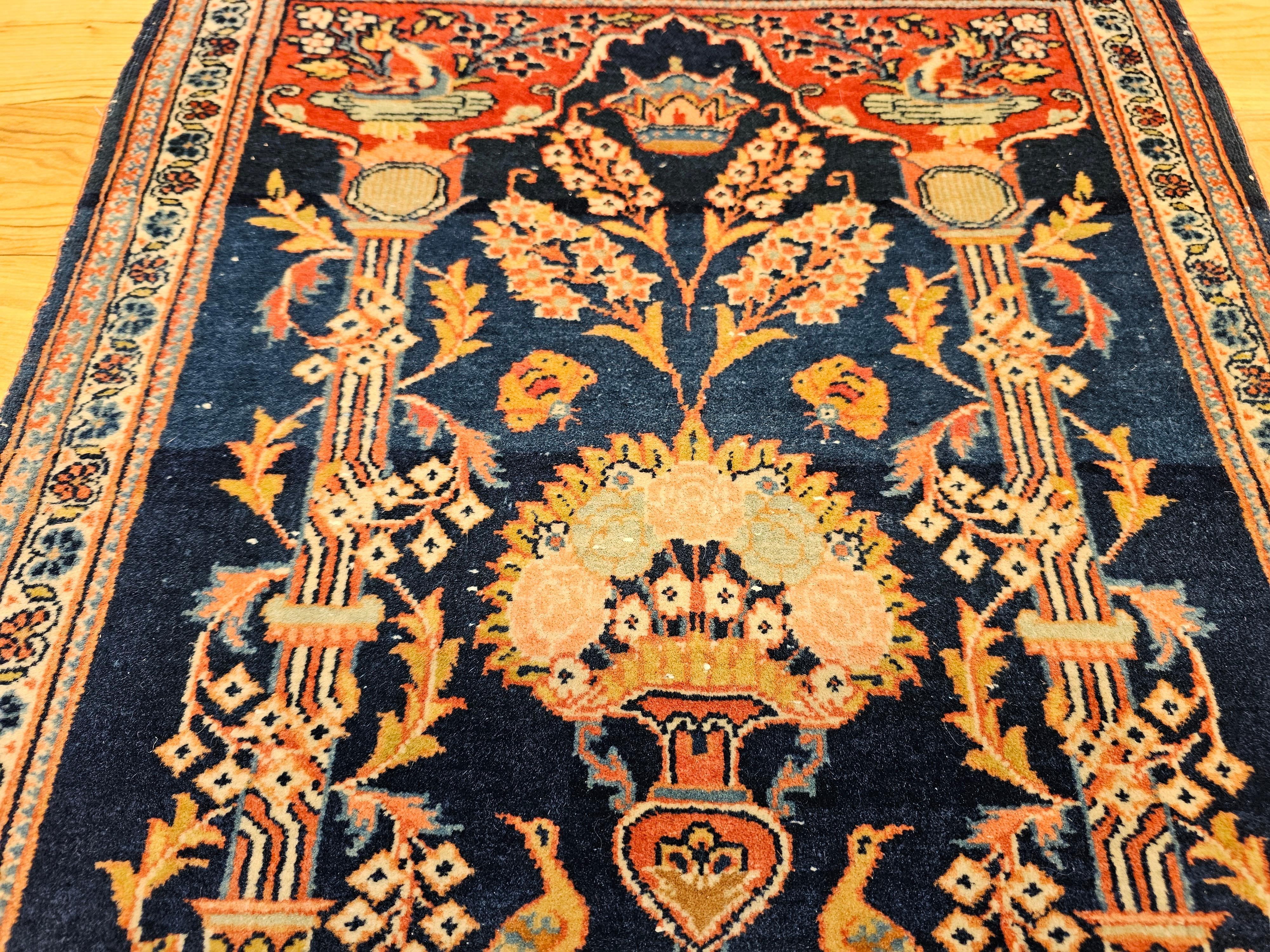 Tissé à la main Kashan persan vintage dans un motif de vase avec couronne royale persane en bleu, rouge en vente
