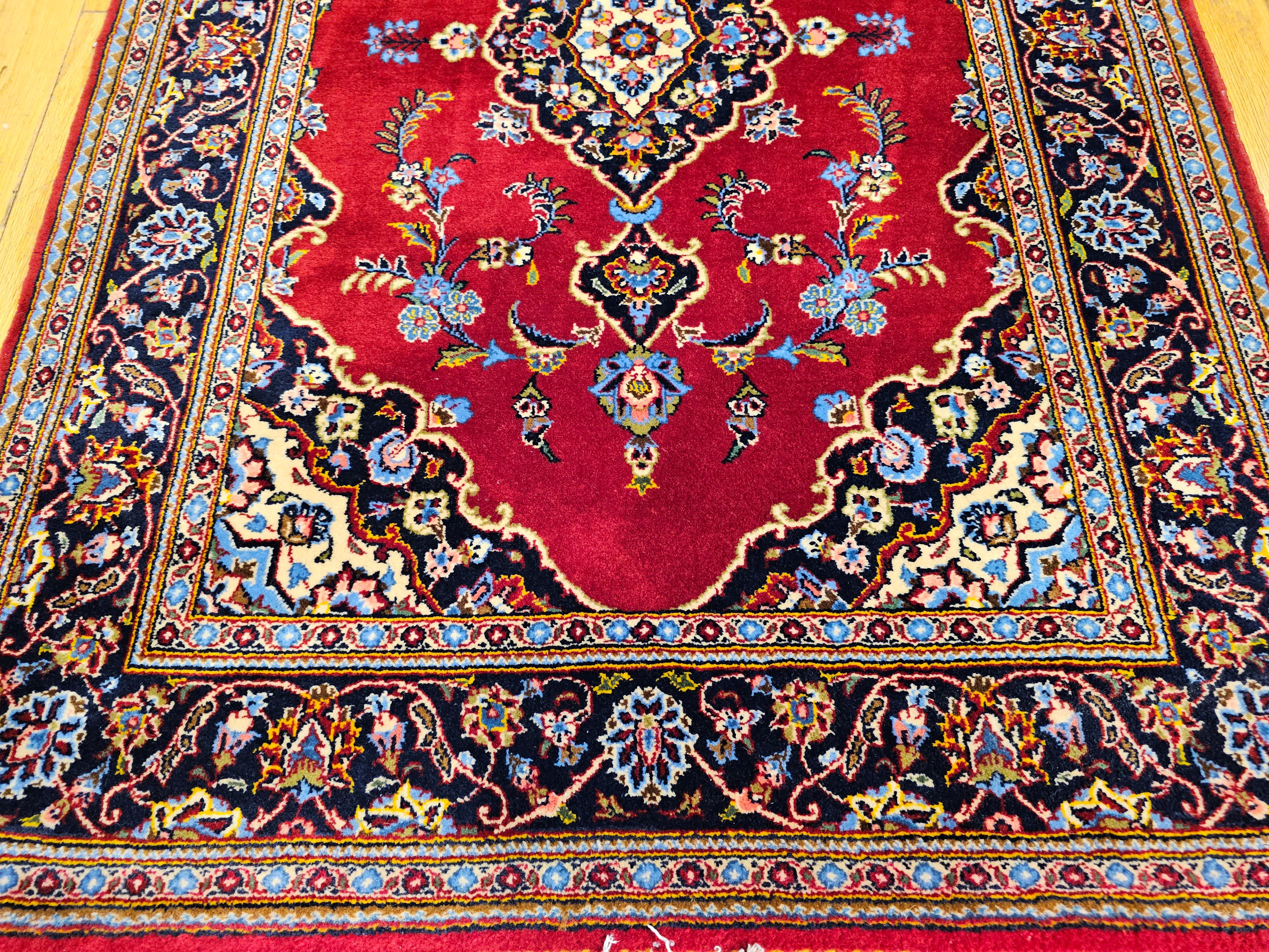 Kashan persa vintage con motivos florales en rojo, azul bebé, marfil y azul marino en venta 3
