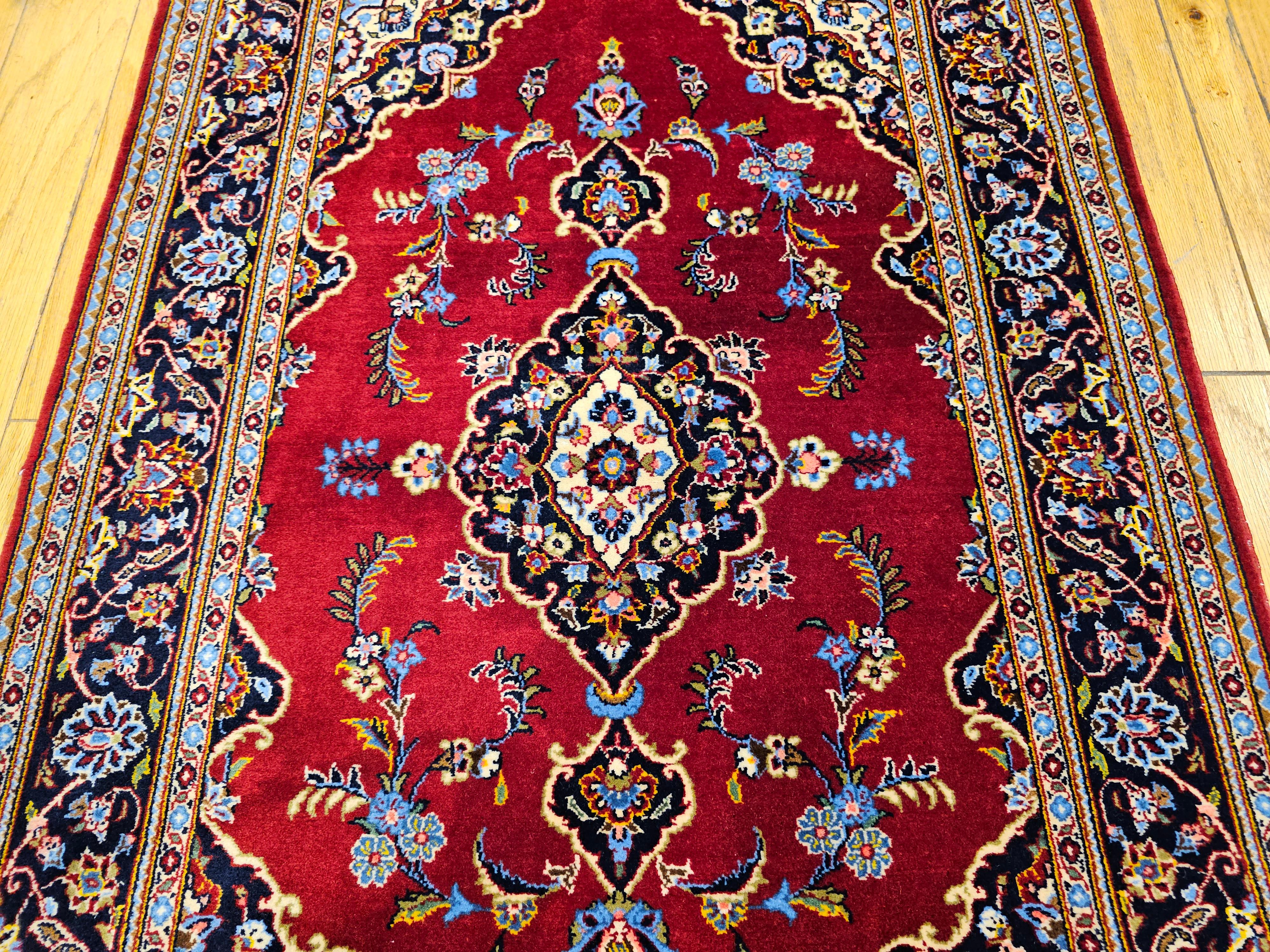 Kashan persa vintage con motivos florales en rojo, azul bebé, marfil y azul marino en venta 4