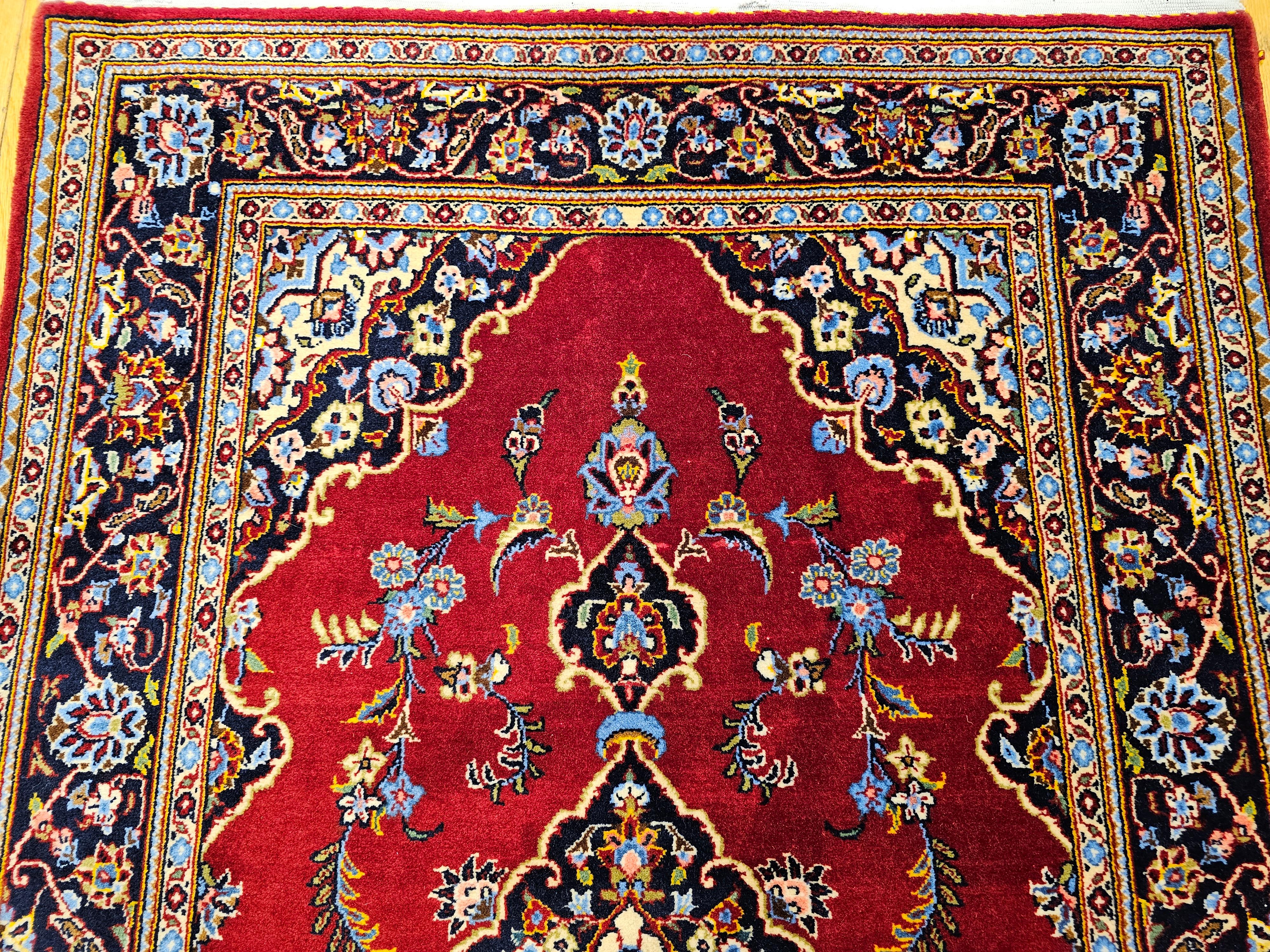 Kashan persa vintage con motivos florales en rojo, azul bebé, marfil y azul marino en venta 5
