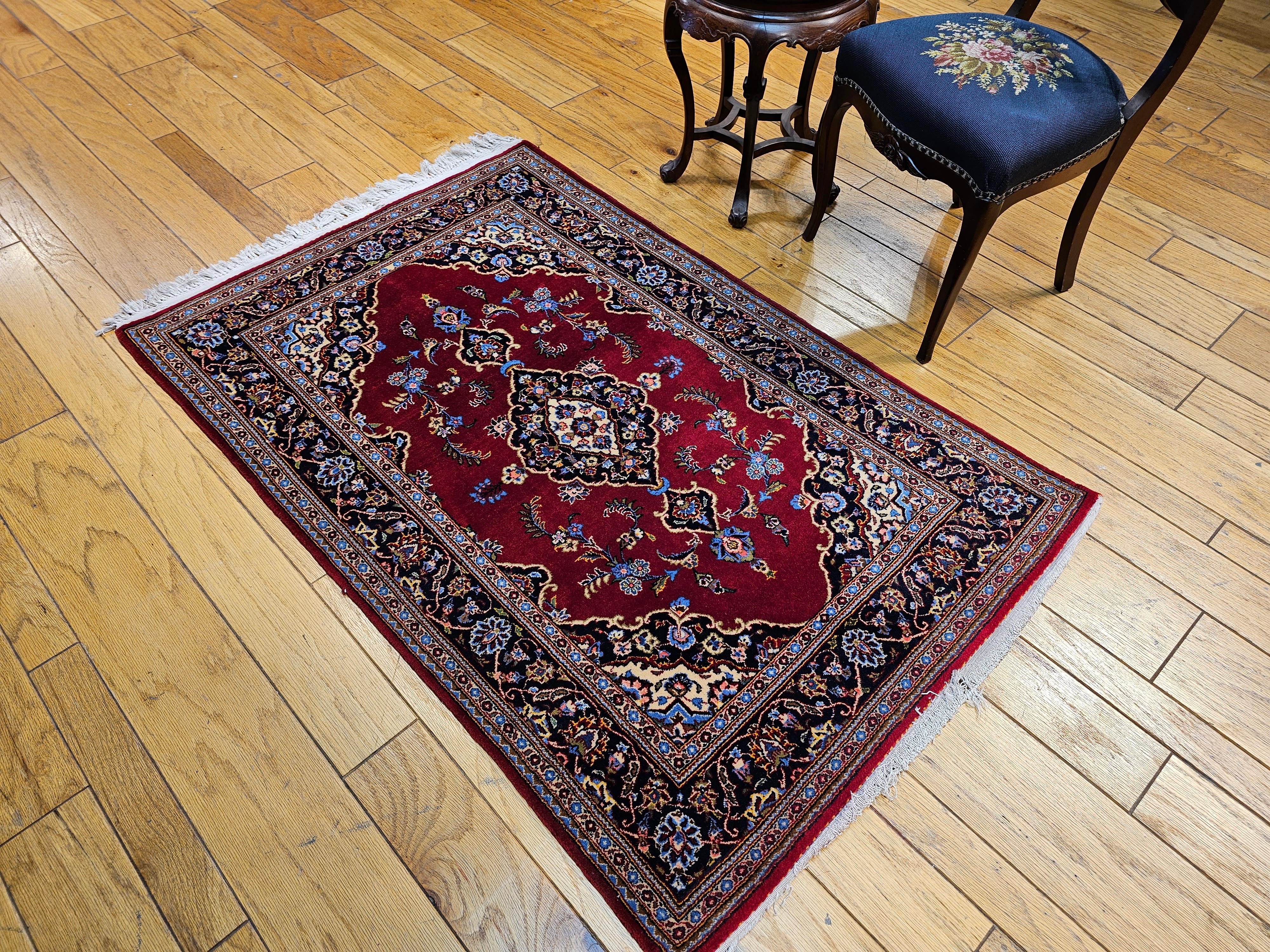 Kashan persa vintage con motivos florales en rojo, azul bebé, marfil y azul marino en venta 6