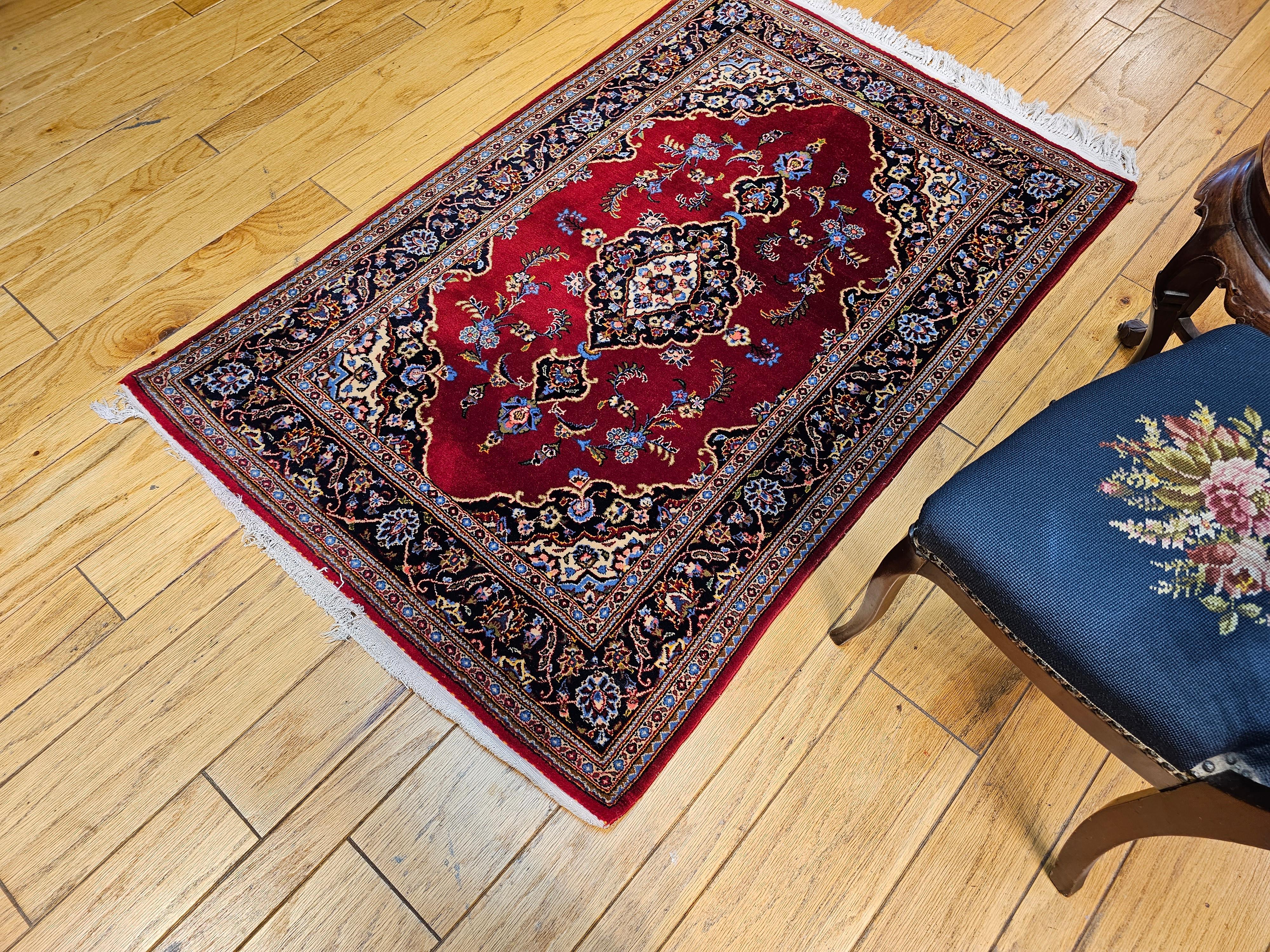Kashan persa vintage con motivos florales en rojo, azul bebé, marfil y azul marino en venta 7