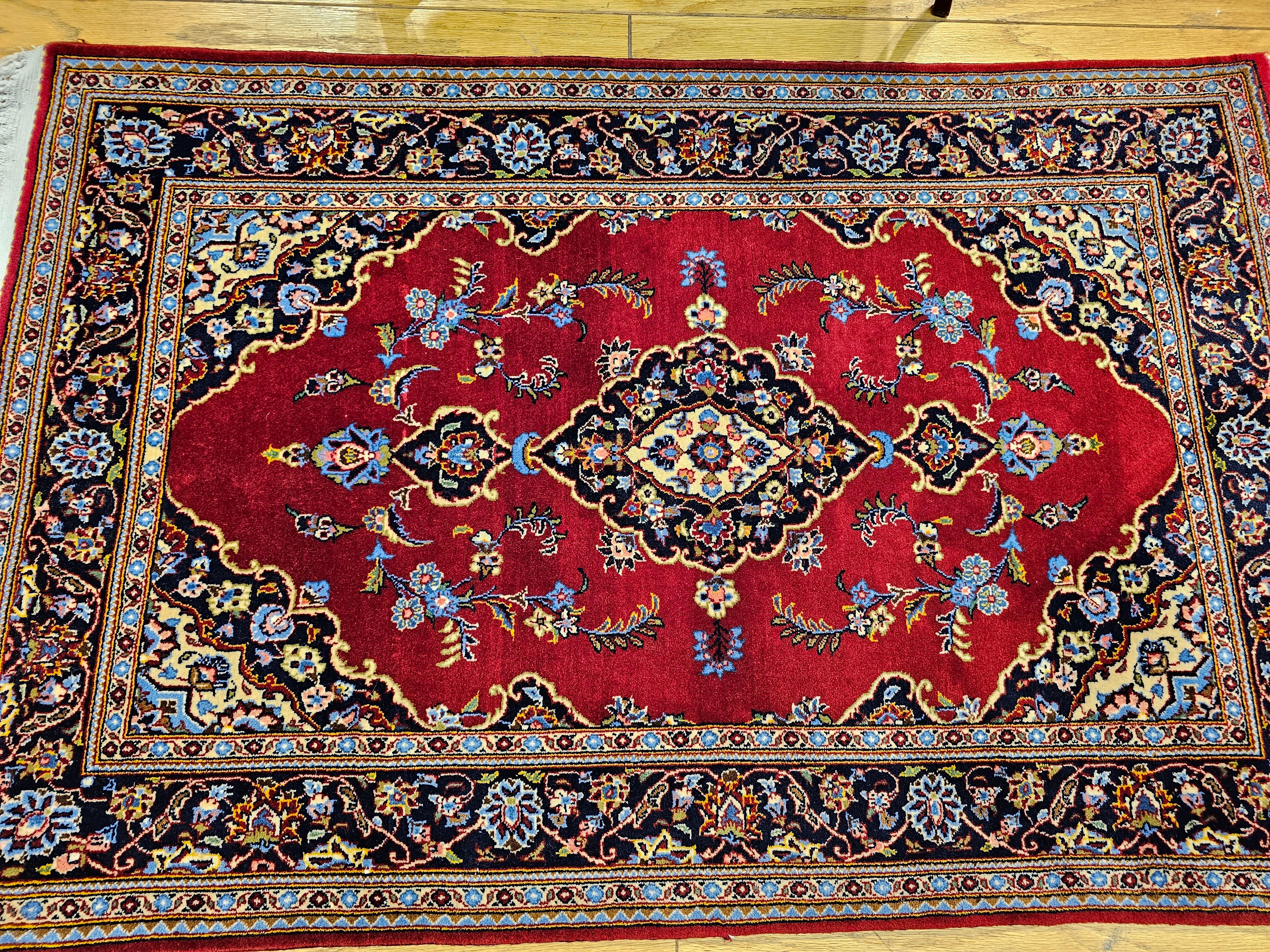 Kashan persa vintage con motivos florales en rojo, azul bebé, marfil y azul marino en venta 8