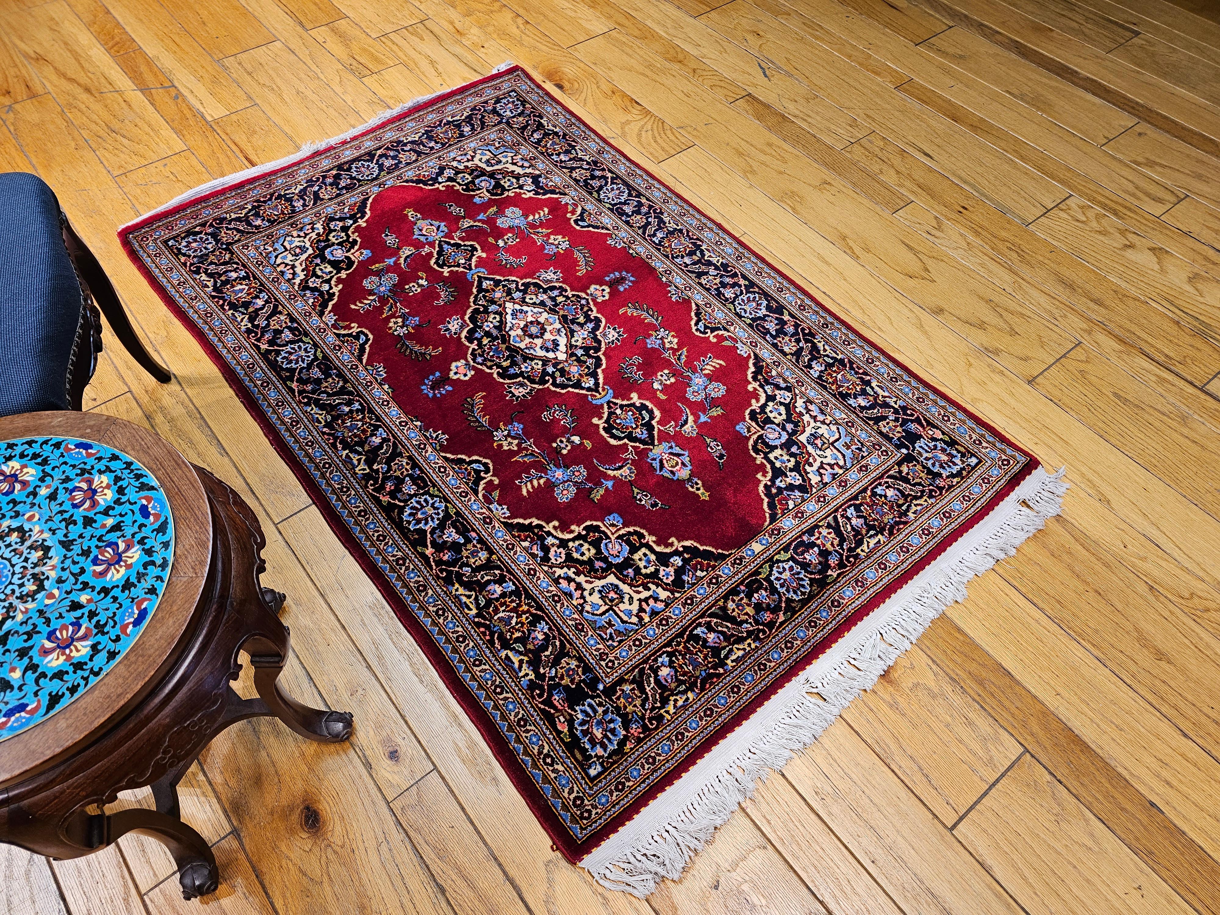Kashan persa vintage con motivos florales en rojo, azul bebé, marfil y azul marino en venta 9