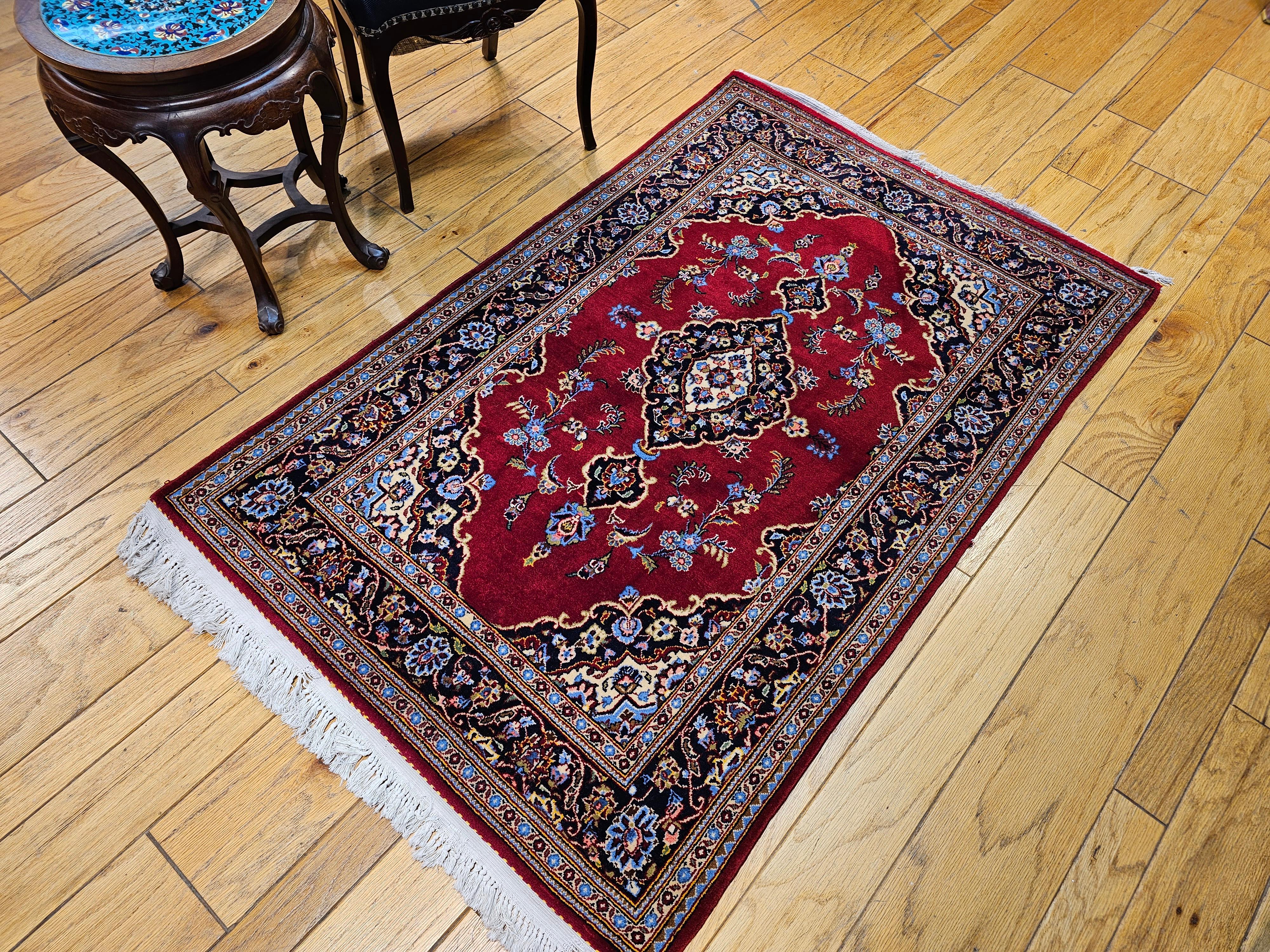 Kashan persa vintage con motivos florales en rojo, azul bebé, marfil y azul marino en venta 10