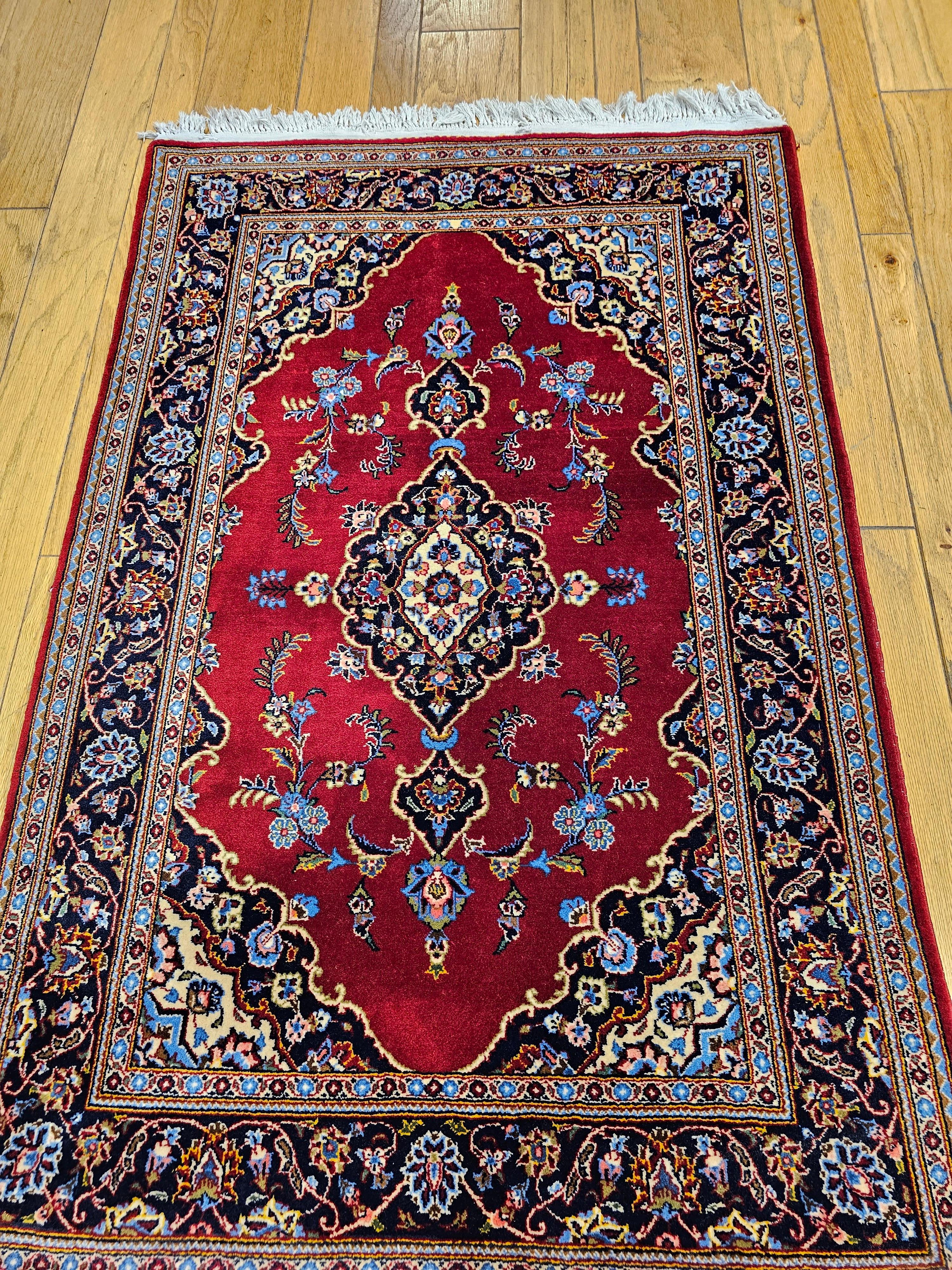 Kashan persa vintage con motivos florales en rojo, azul bebé, marfil y azul marino en venta 11